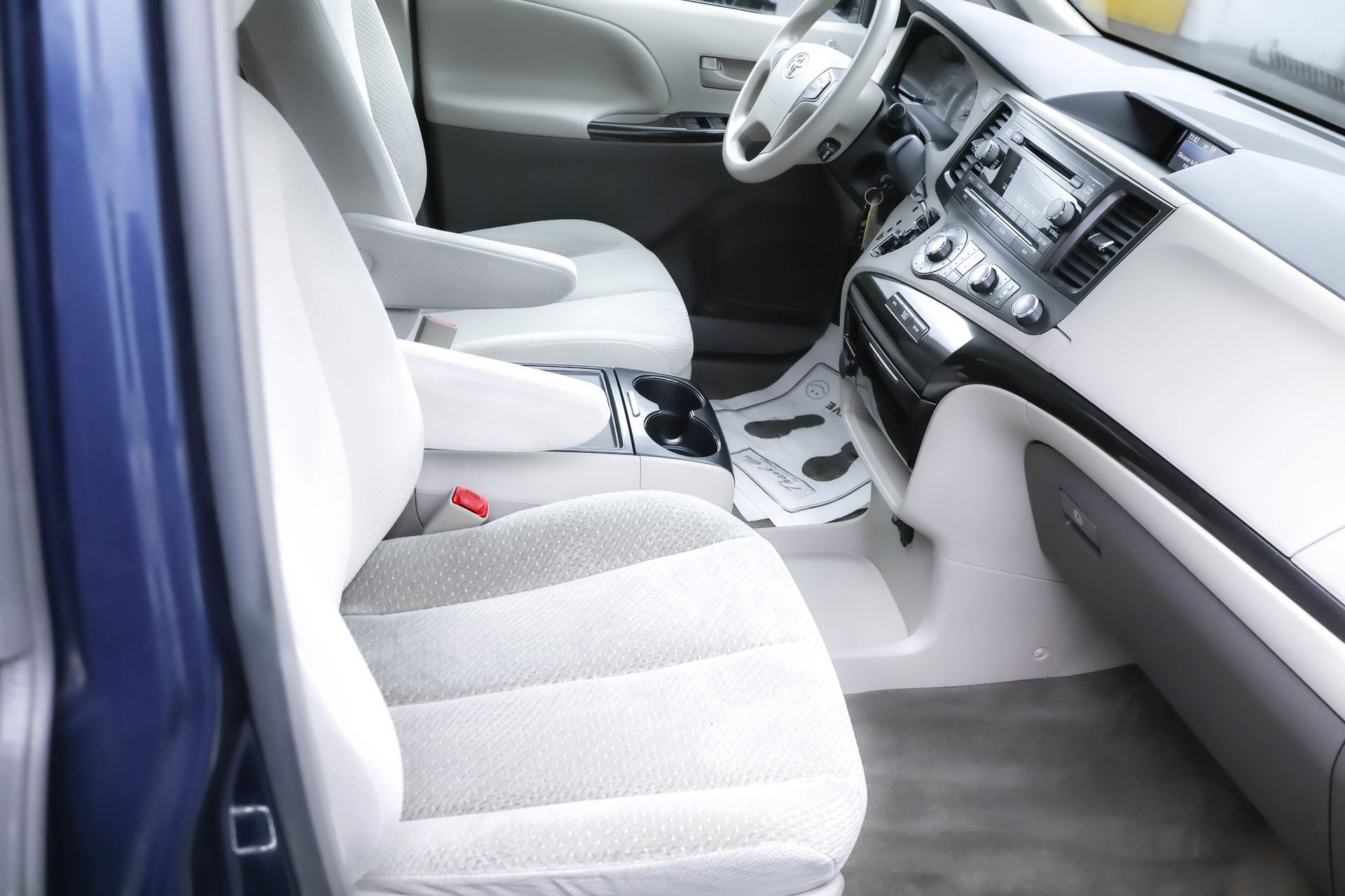 2012 TOYOTA SIENNA - Image 28