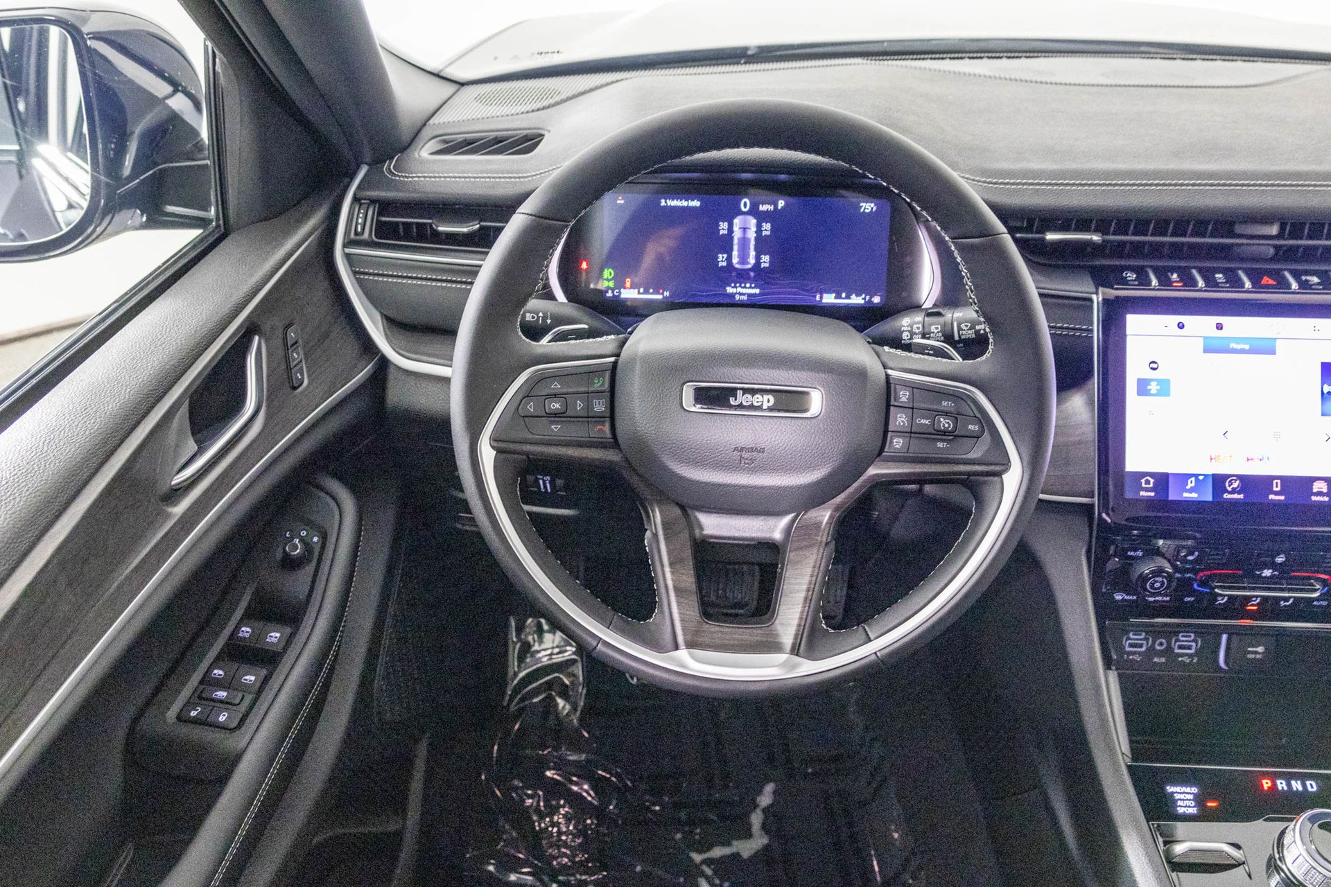 2025 JEEP GRAND CHEROKEE - Image 29