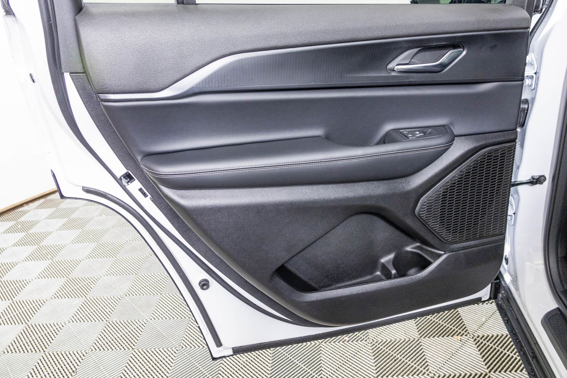 2025 JEEP GRAND CHEROKEE L - Image 28