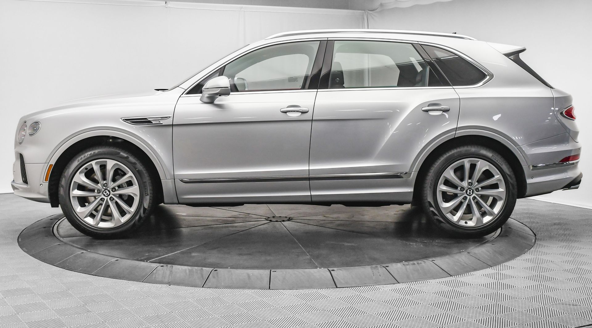 2025 Bentley Bentayga - Photo 9