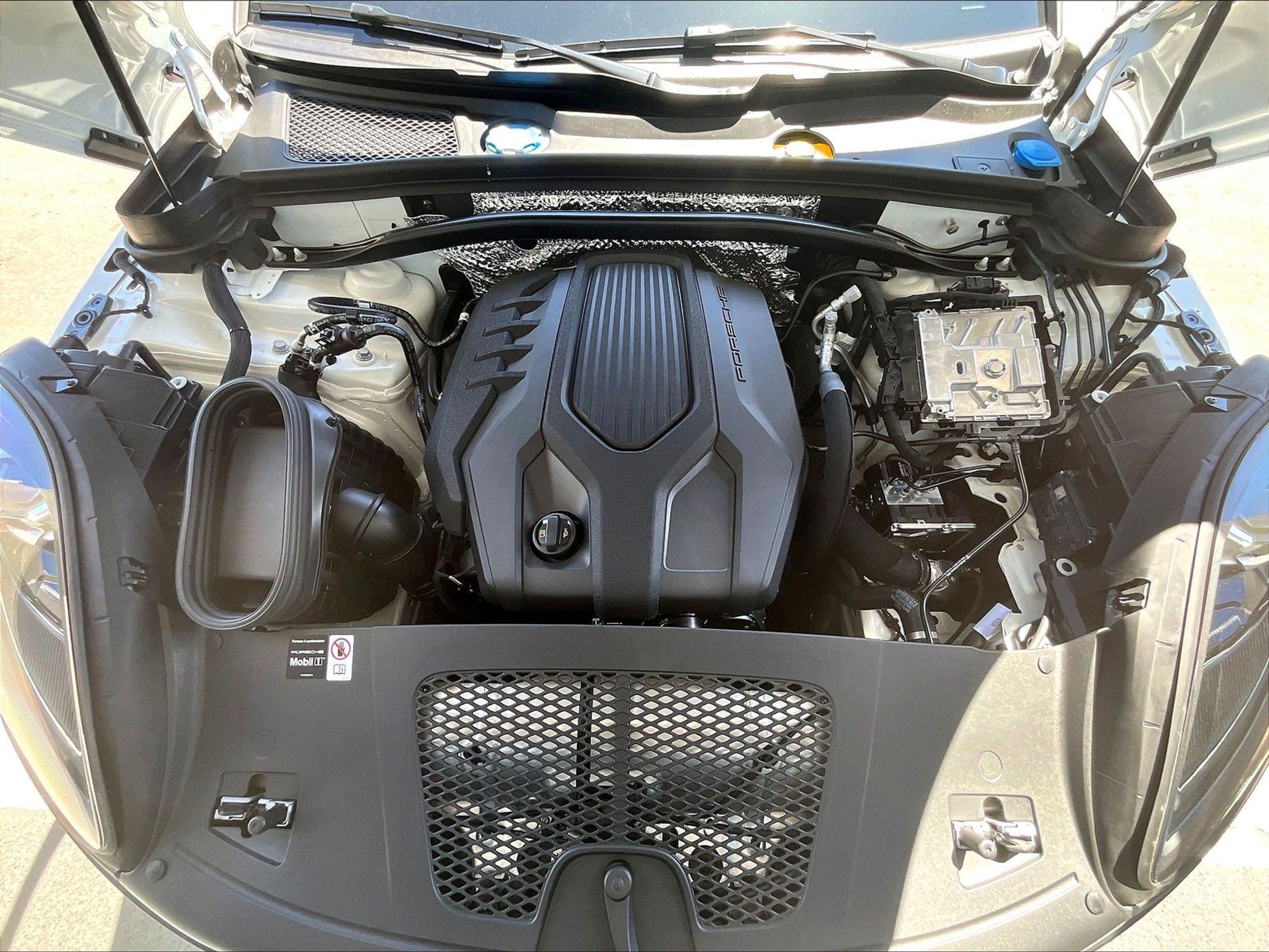 2025 Macan picture #20