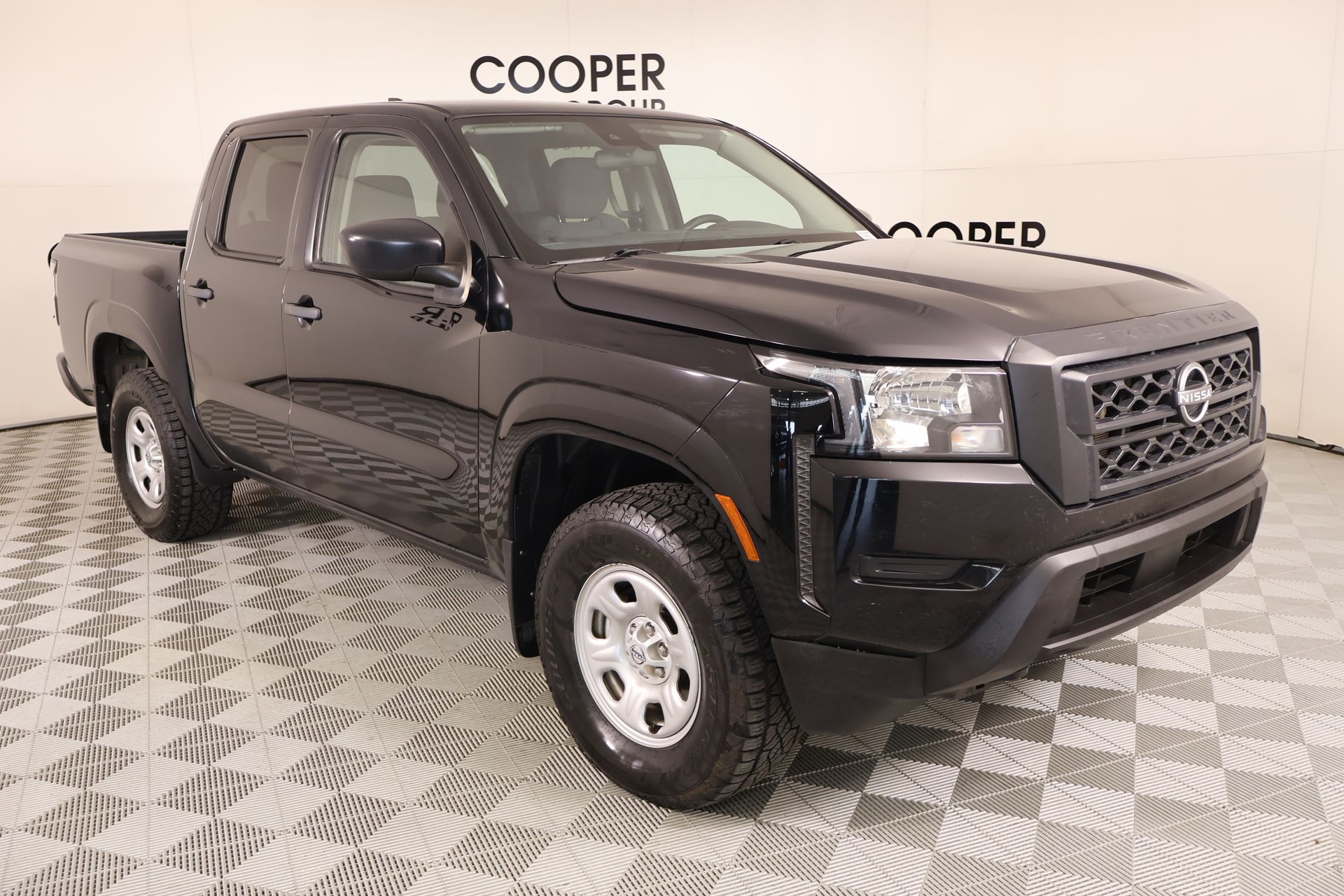 Super Black 2022 Nissan Frontier Pickup Truck Four-Wheel Drive 9-Speed Automatic
