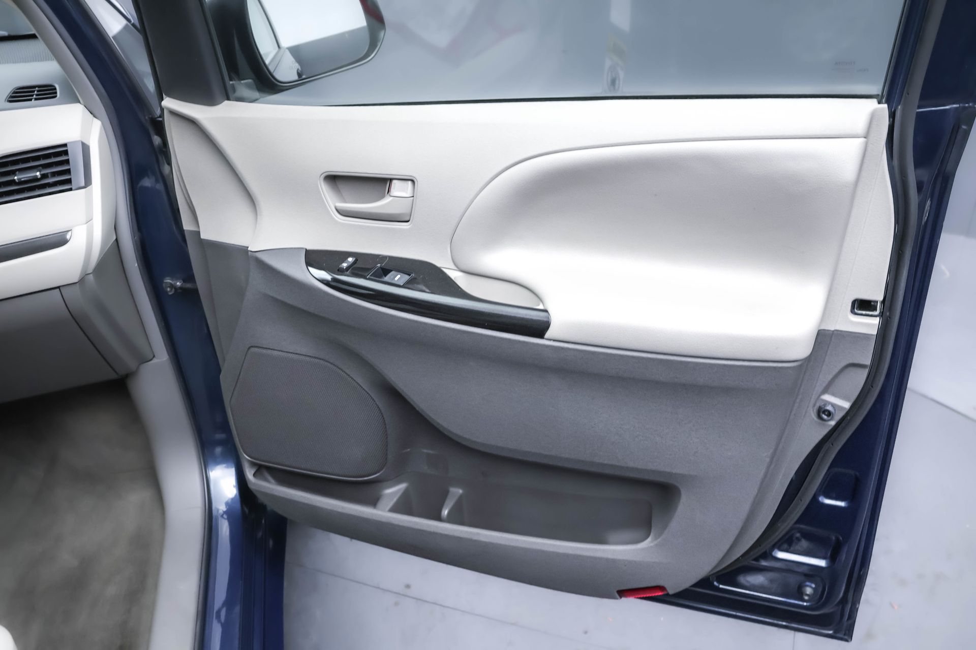 2012 TOYOTA SIENNA - Image 30