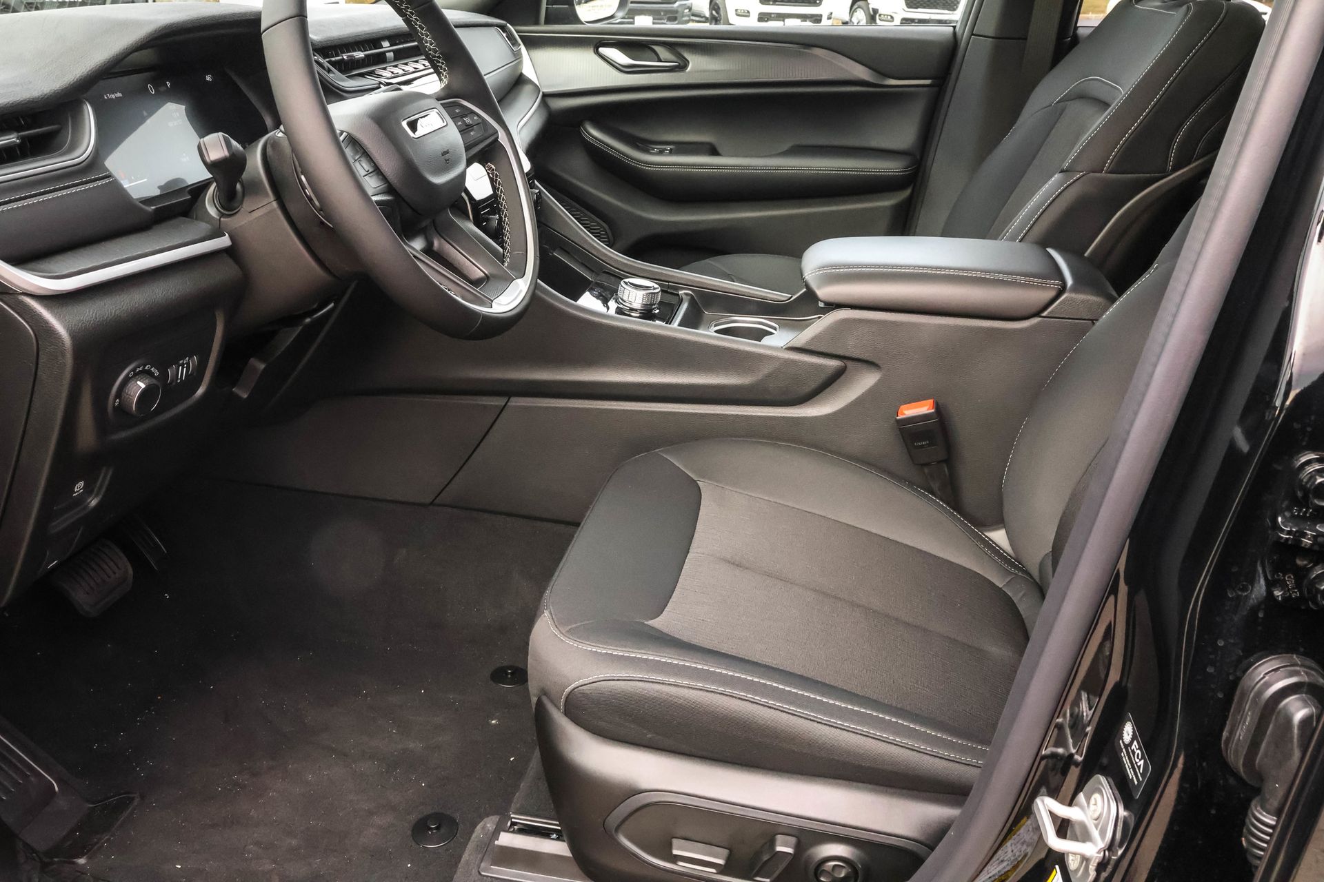 2025 JEEP GRAND CHEROKEE - Image 4