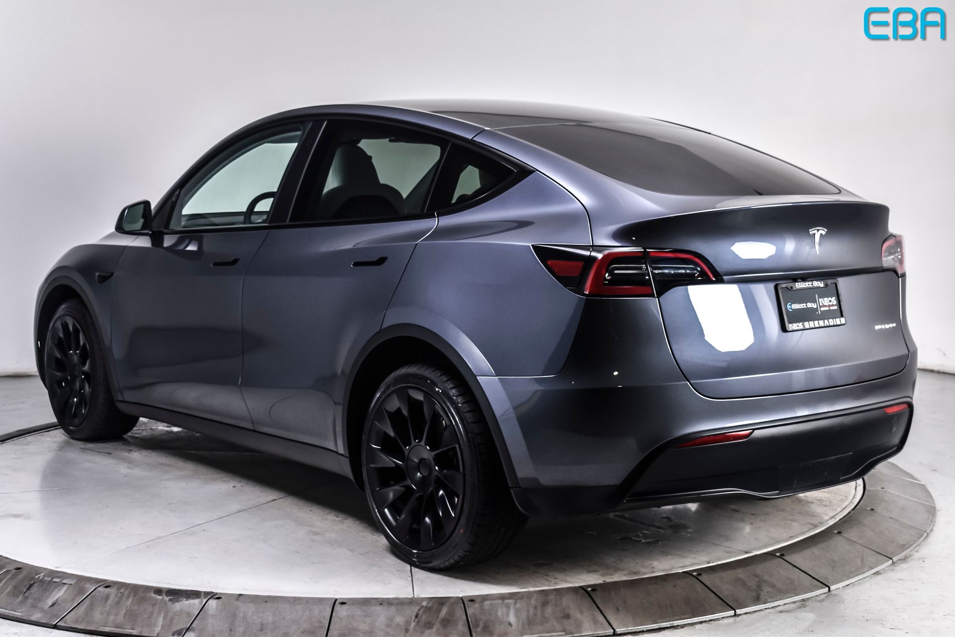 View vehicle photo 4