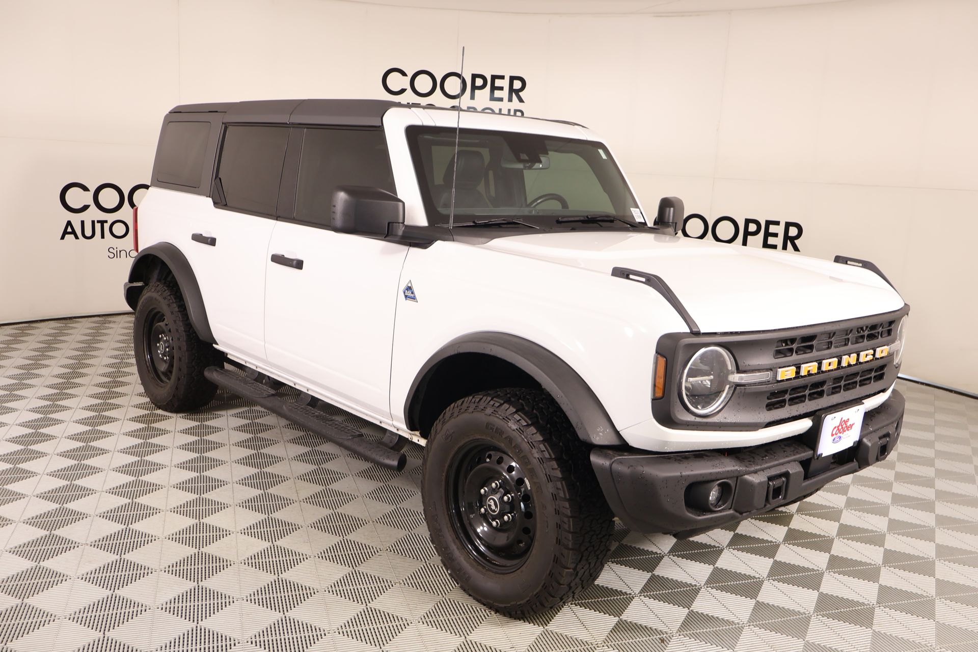 Oxford White 2023 Ford Bronco SUV / Crossover Four-Wheel Drive Automatic