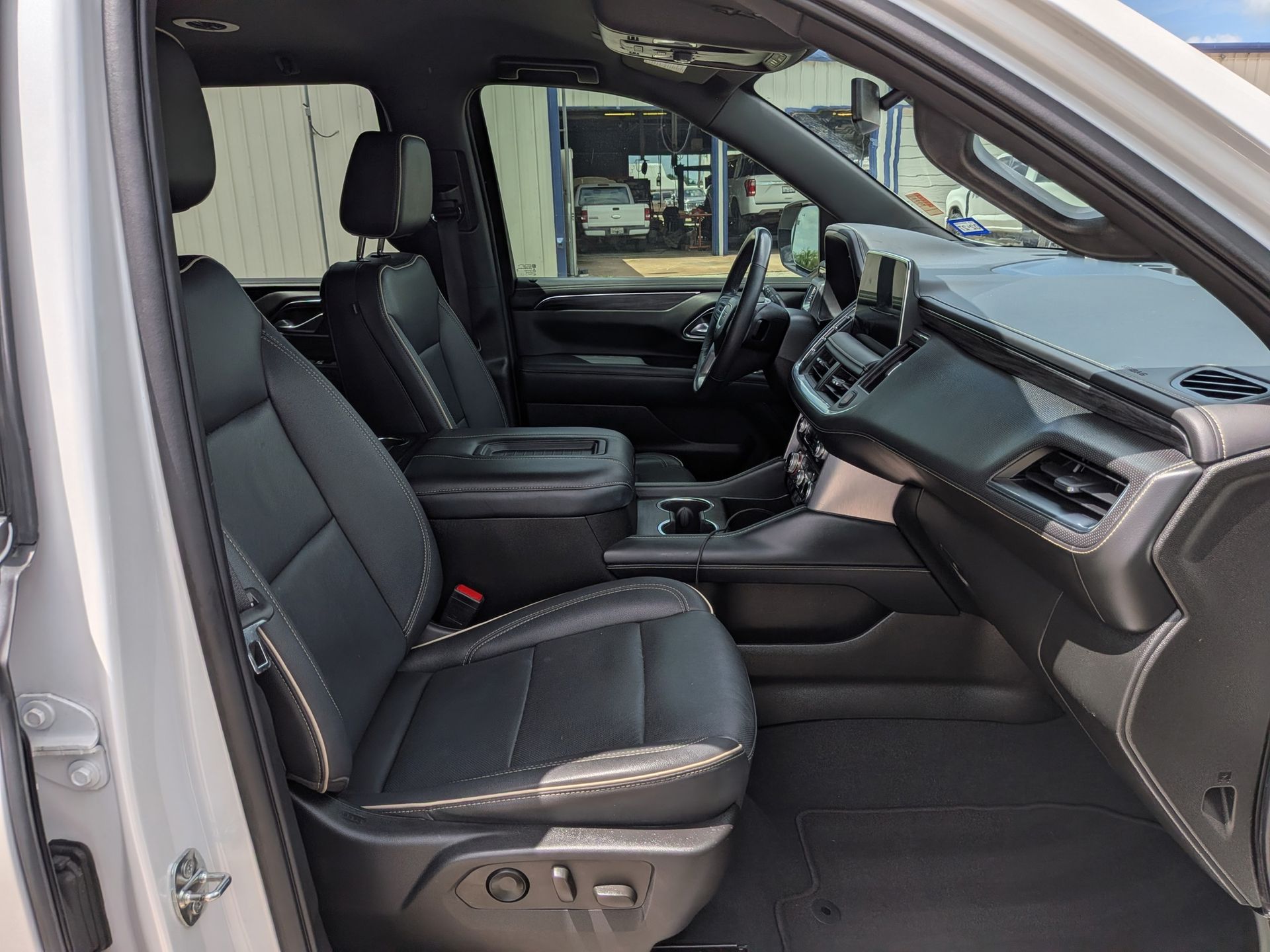 2022 GMC Yukon SLT White at North Houston Mitsubishi