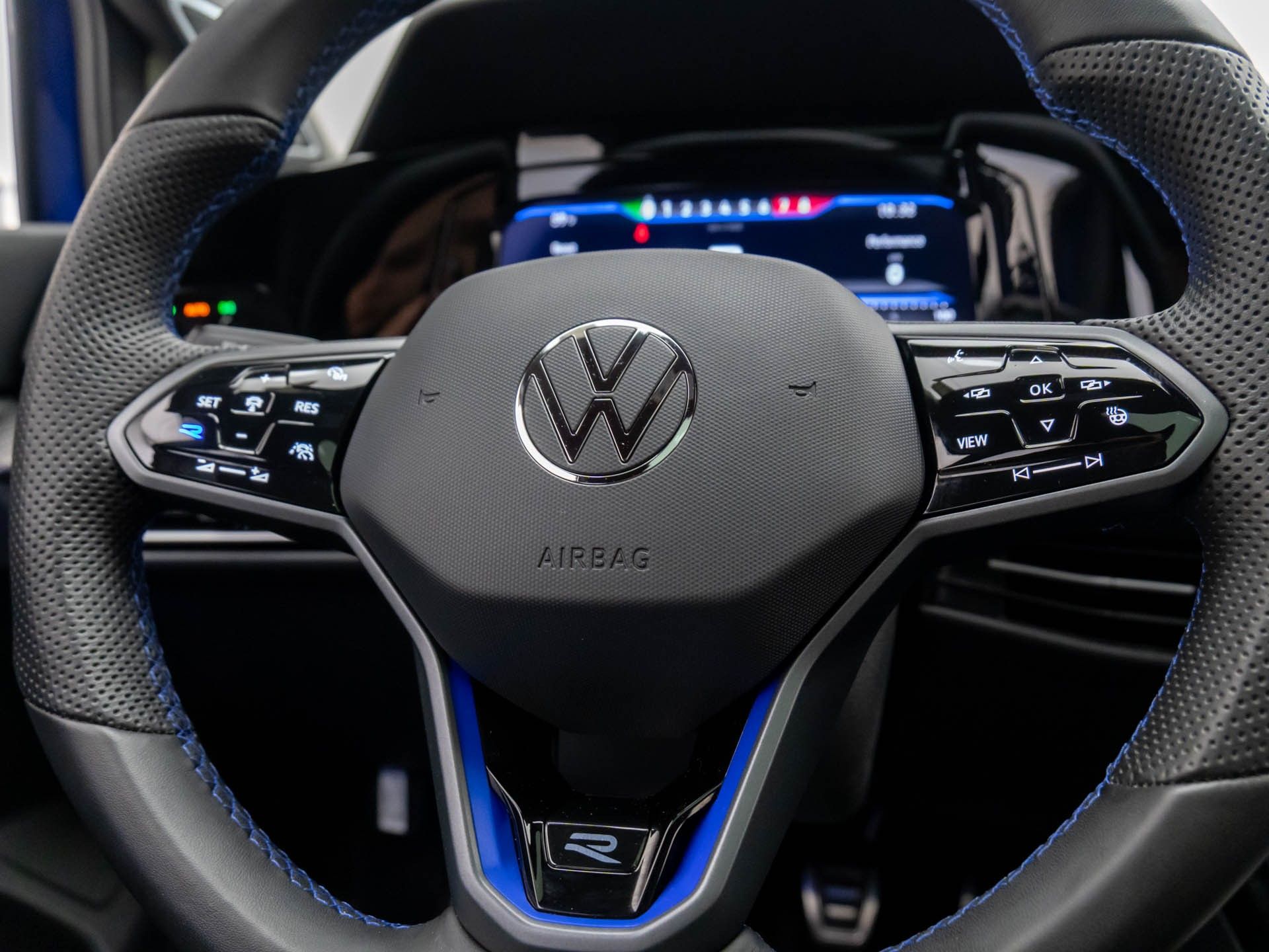2024 Volkswagen Golf R 2.0T photo