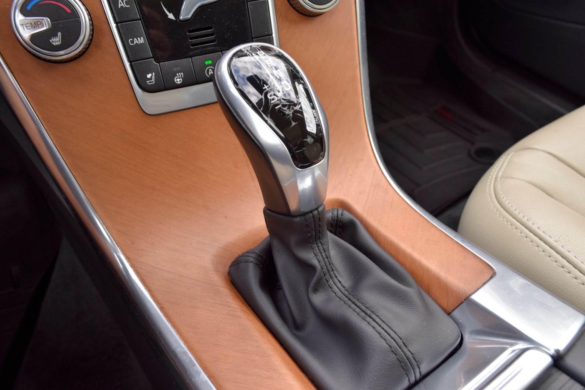 2017 Volvo XC60 T6 Inscription Gold at Gullo Toyota