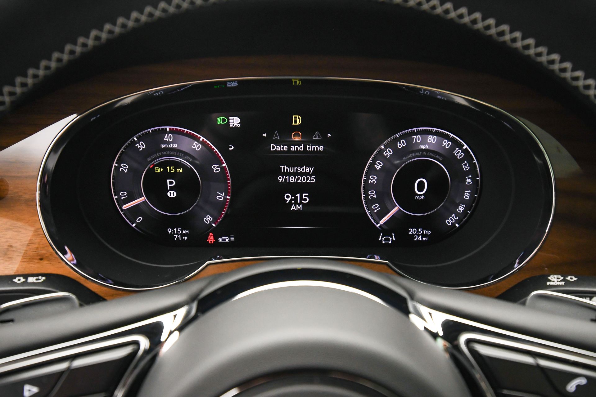 2025 Bentley Bentayga - Photo 16