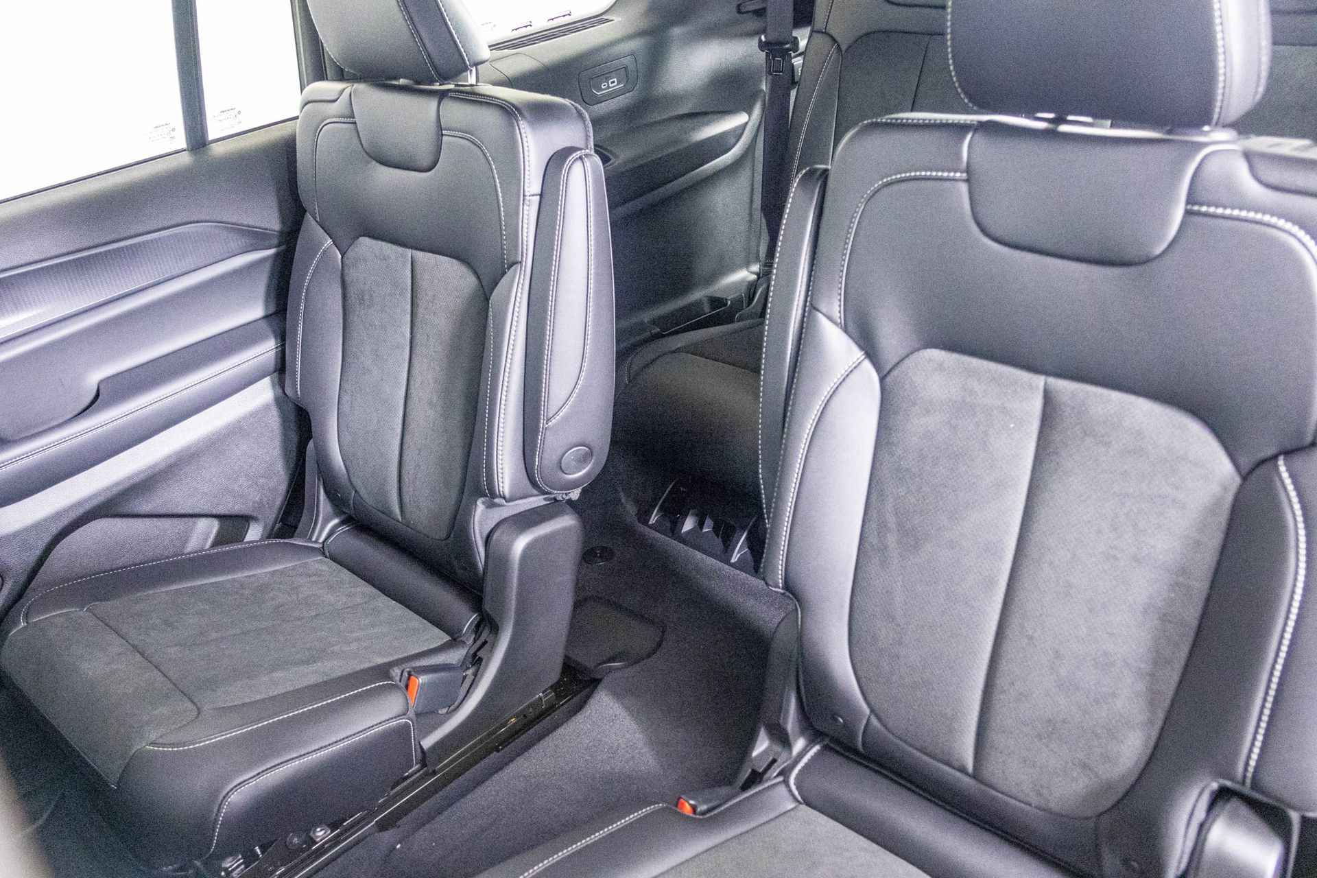 2025 JEEP GRAND CHEROKEE L - Image 30