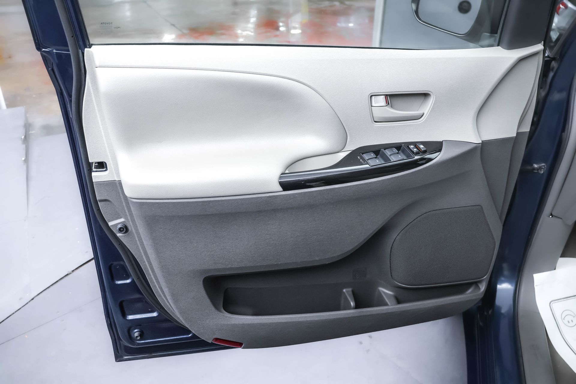 2012 TOYOTA SIENNA - Image 20