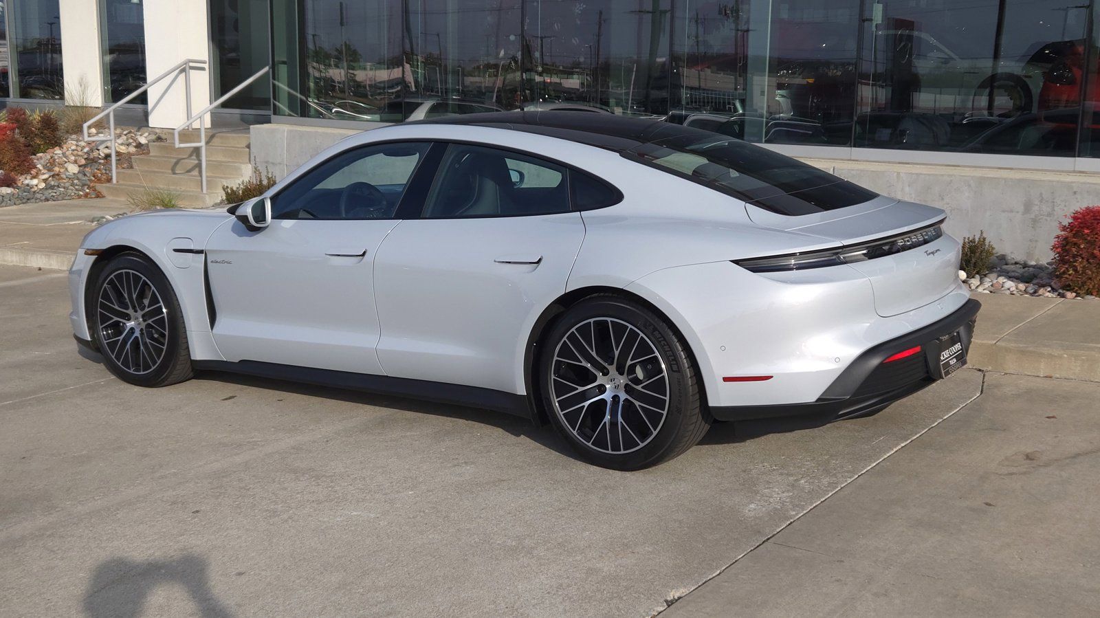 View vehicle photo 3