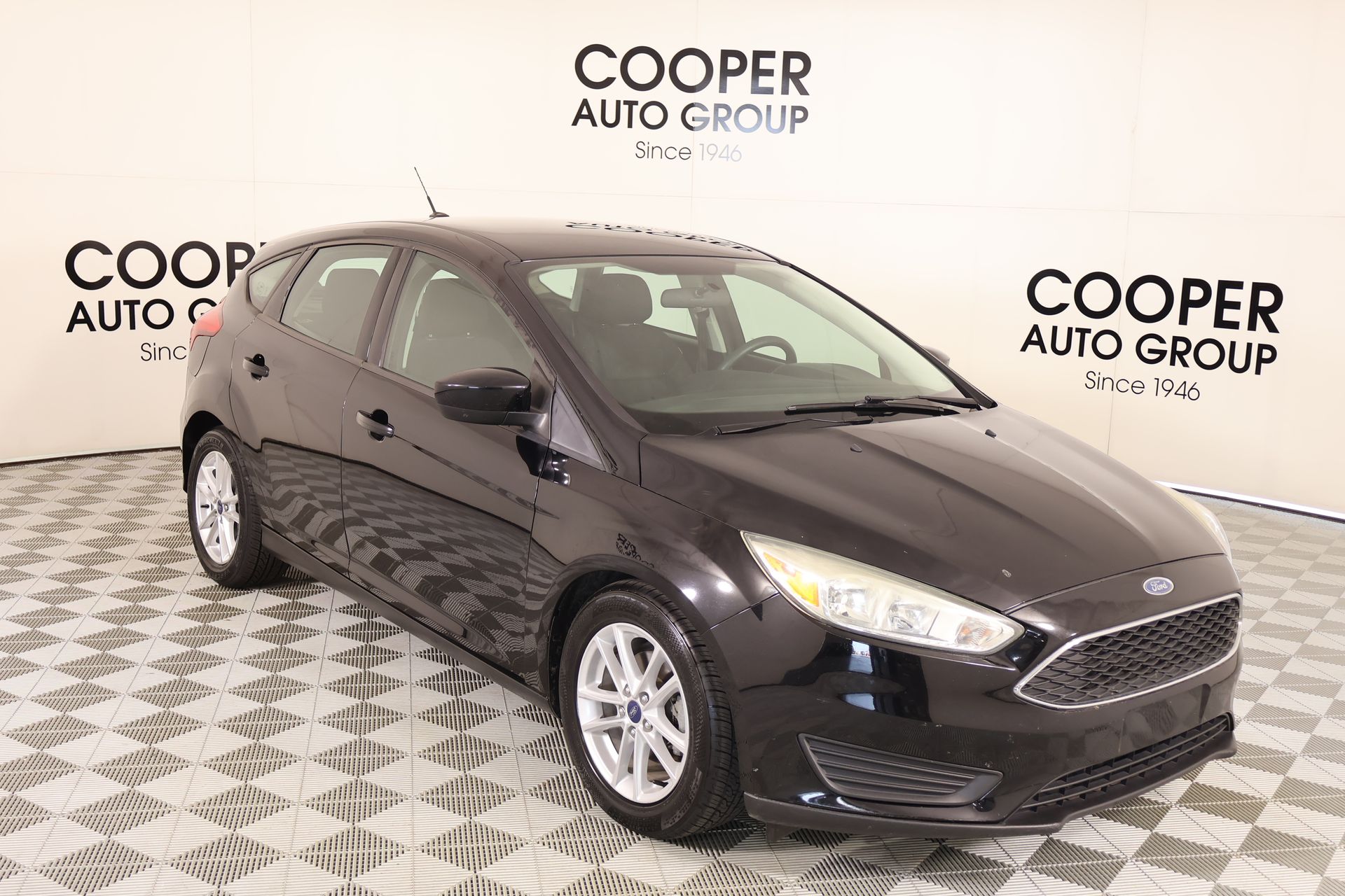 Shadow Black 2018 Ford Focus Hatchback Front-Wheel Drive 6-Speed Automatic