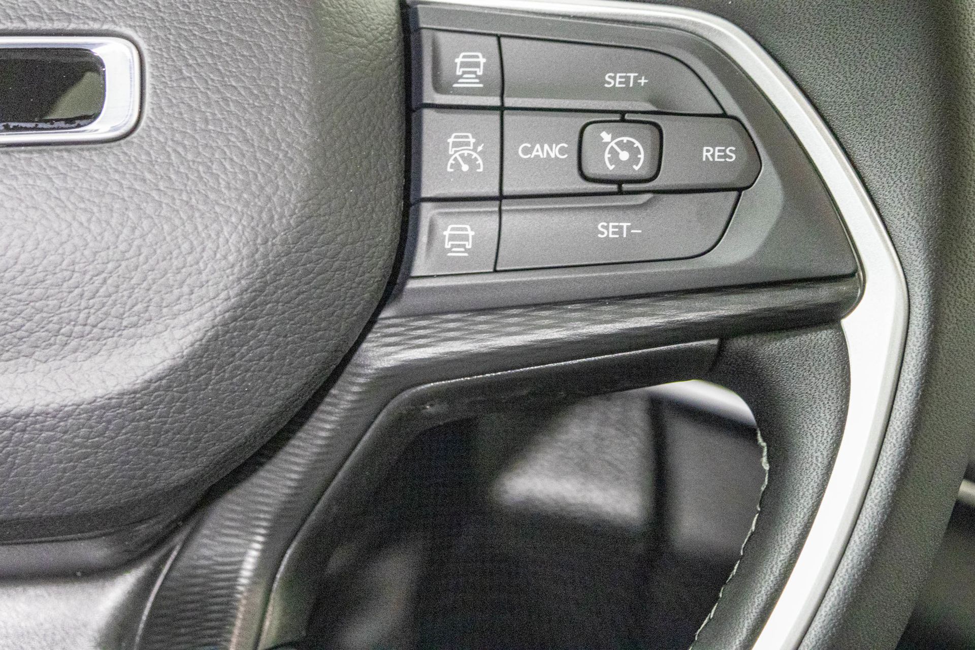 2025 JEEP GRAND CHEROKEE - Image 33