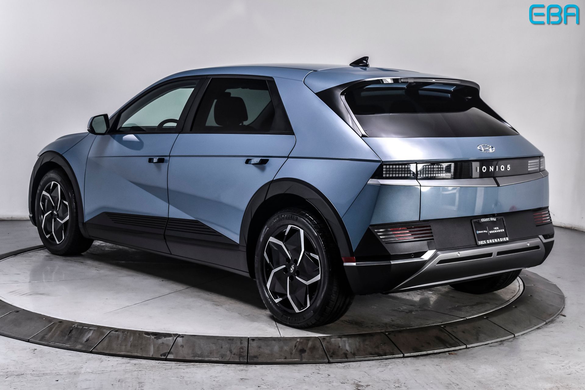 View vehicle photo 4