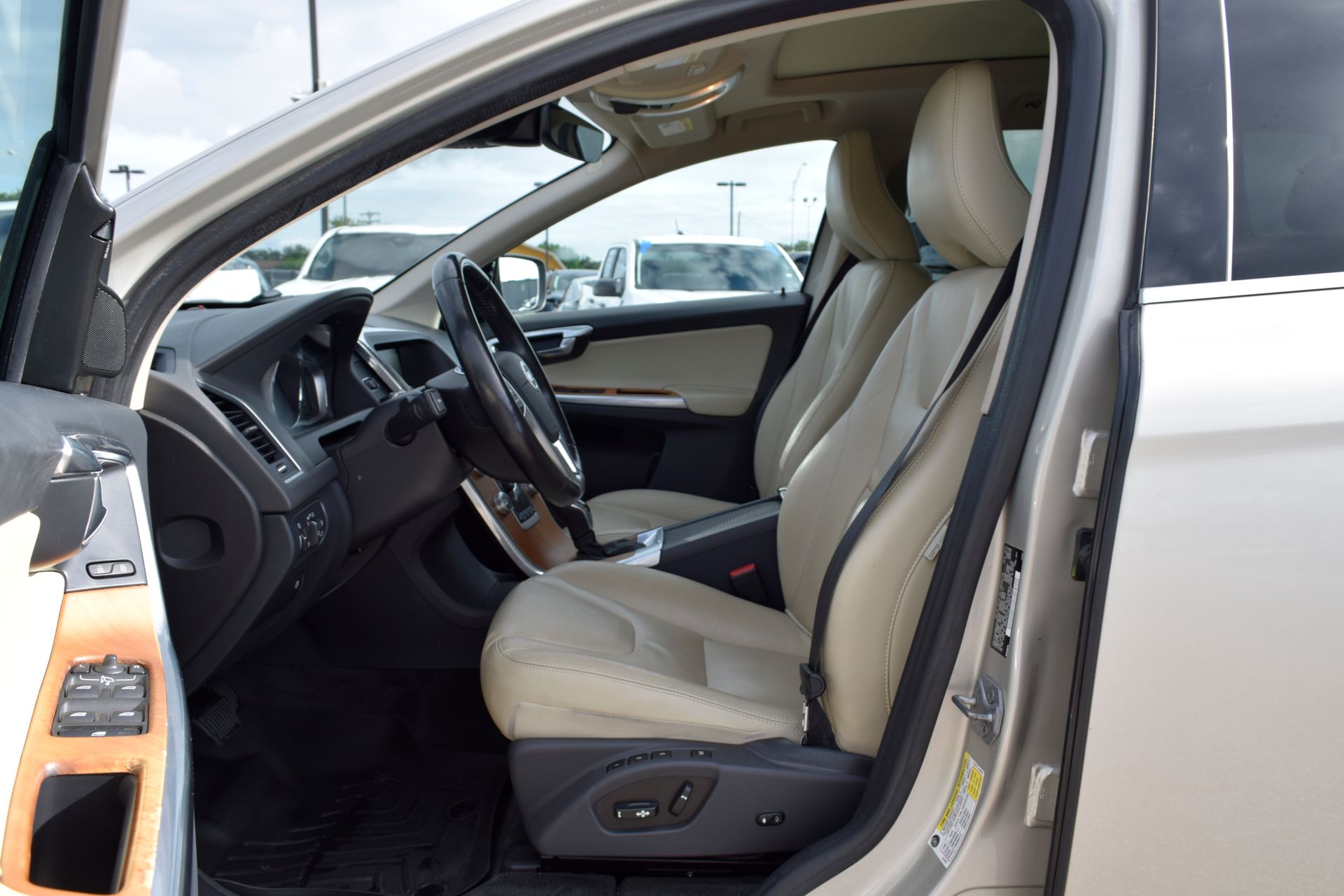 2017 Volvo XC60 T6 Inscription Gold at Gullo Toyota