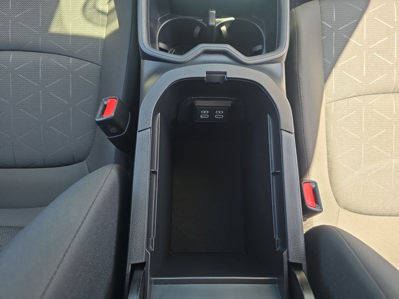 2025 Toyota RAV4 XLE - Photo 18