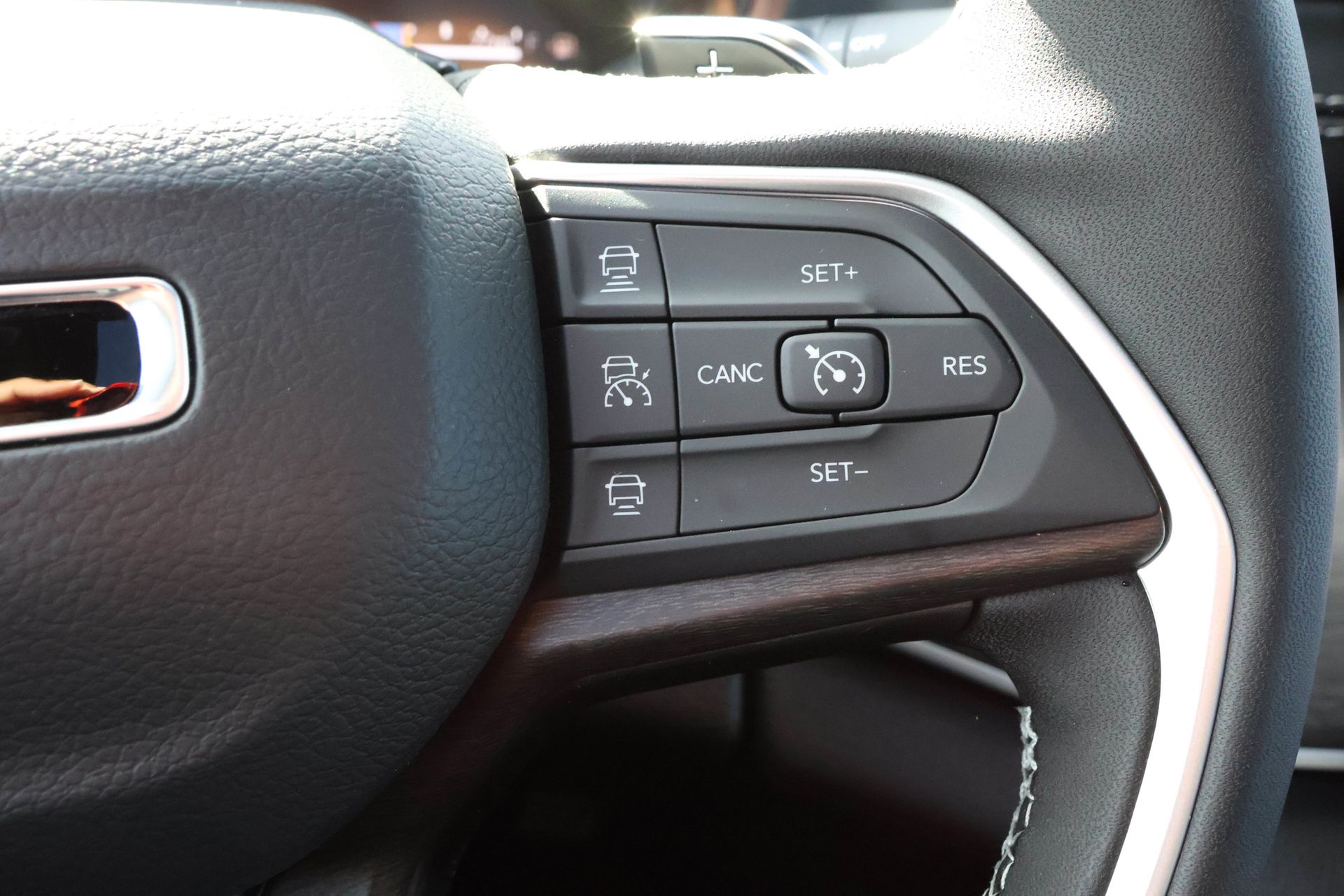 2025 JEEP GRAND CHEROKEE - Image 27