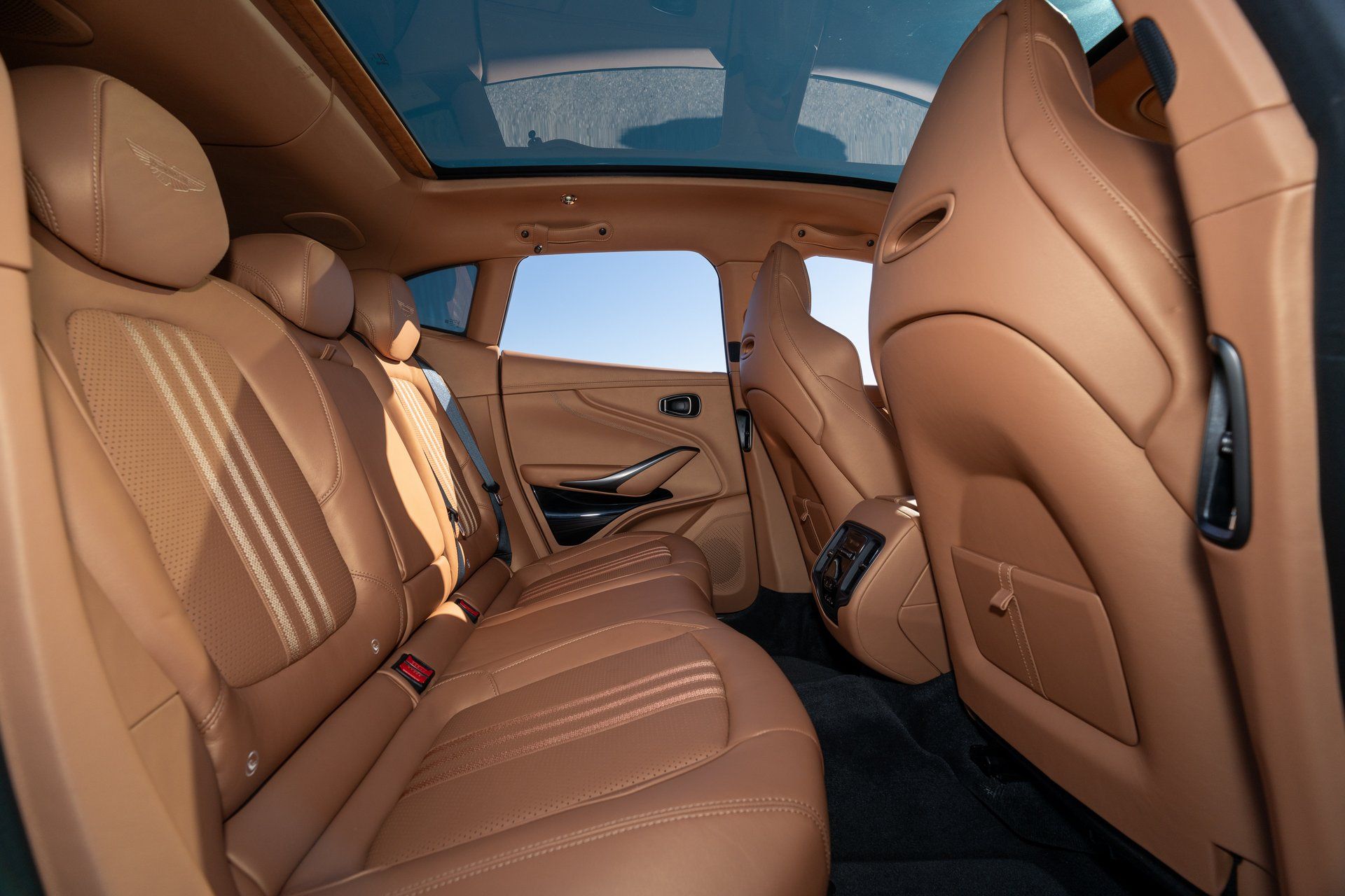 2026 Aston Martin DBX 707 - Photo 17