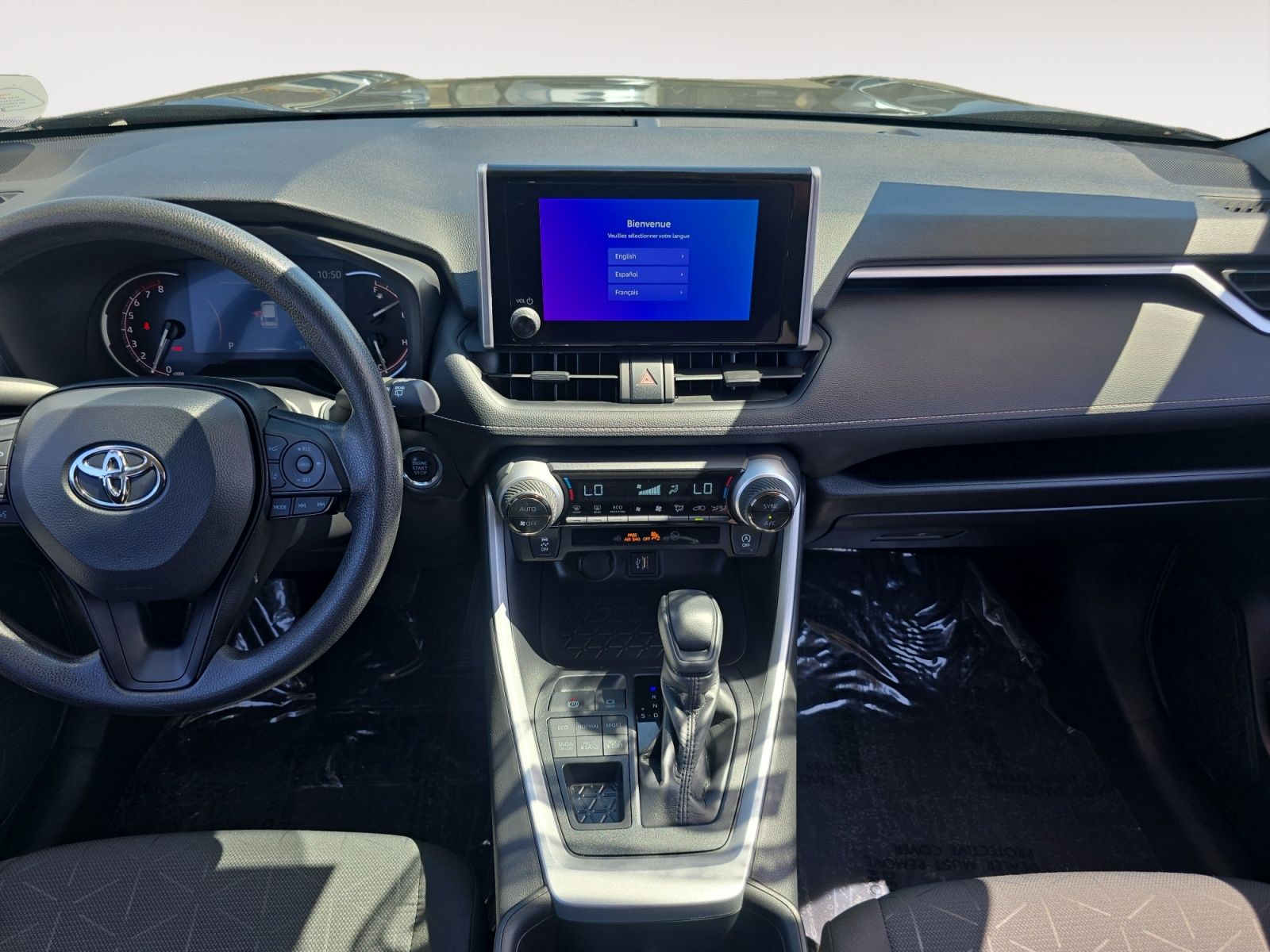 2025 Toyota RAV4 XLE - Photo 10