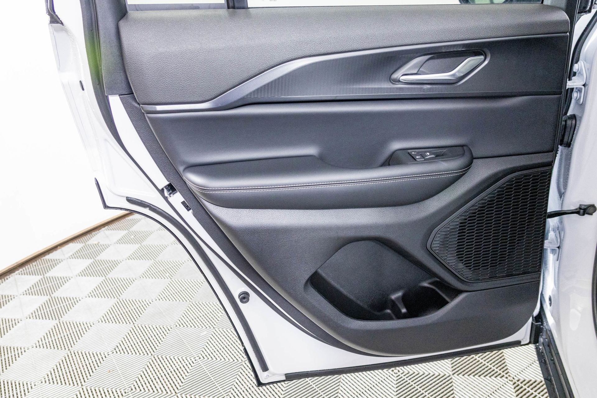 2025 JEEP GRAND CHEROKEE - Image 28