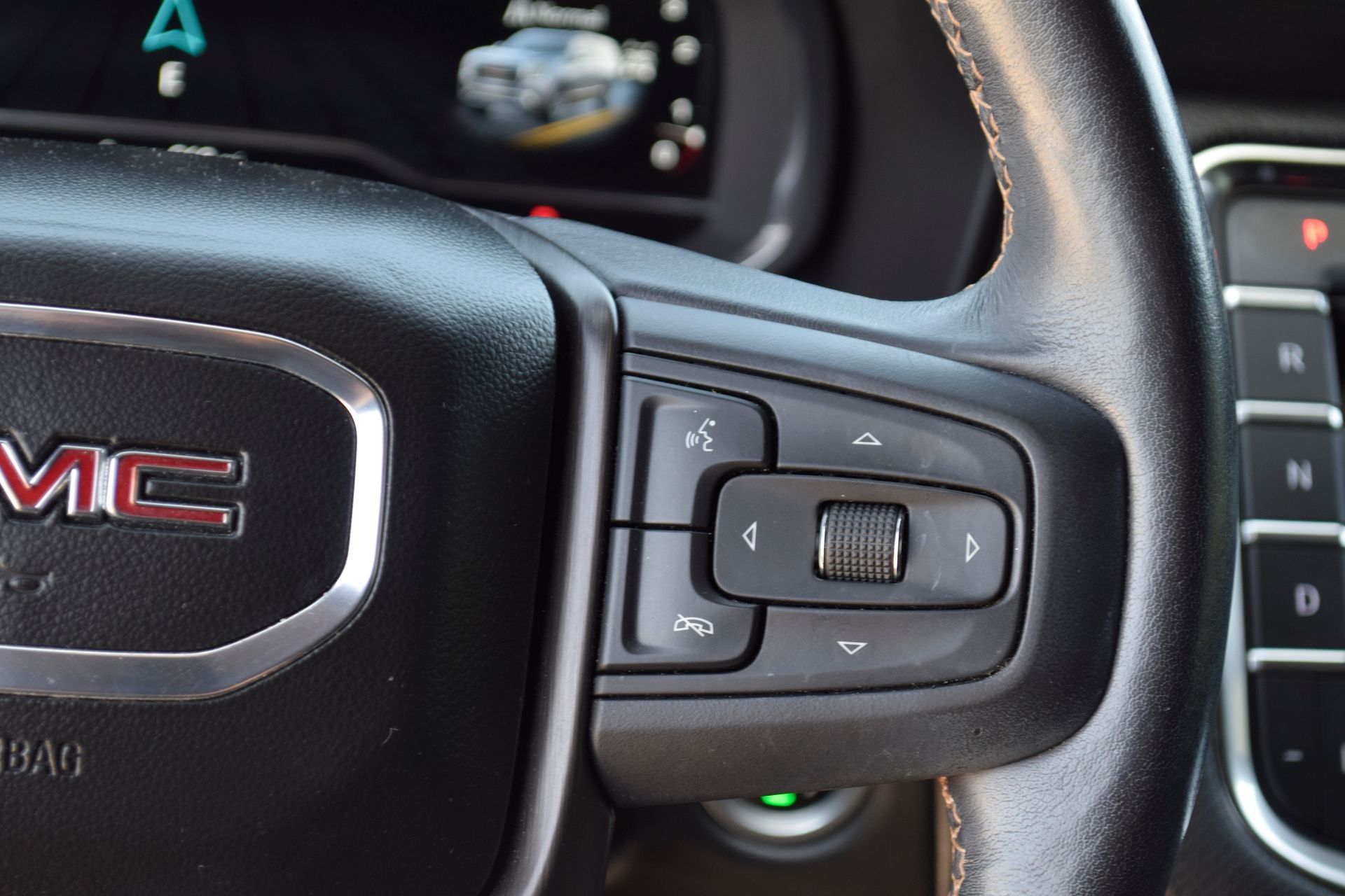 2022 GMC Yukon AT4 - 6