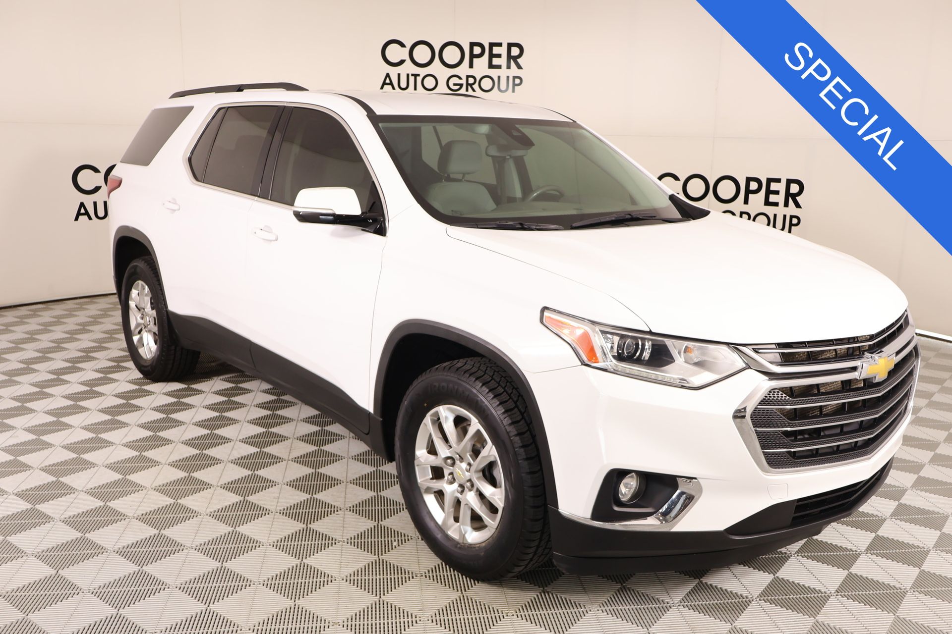 Summit White 2020 Chevrolet Traverse SUV / Crossover Front-Wheel Drive 9-Speed Automatic