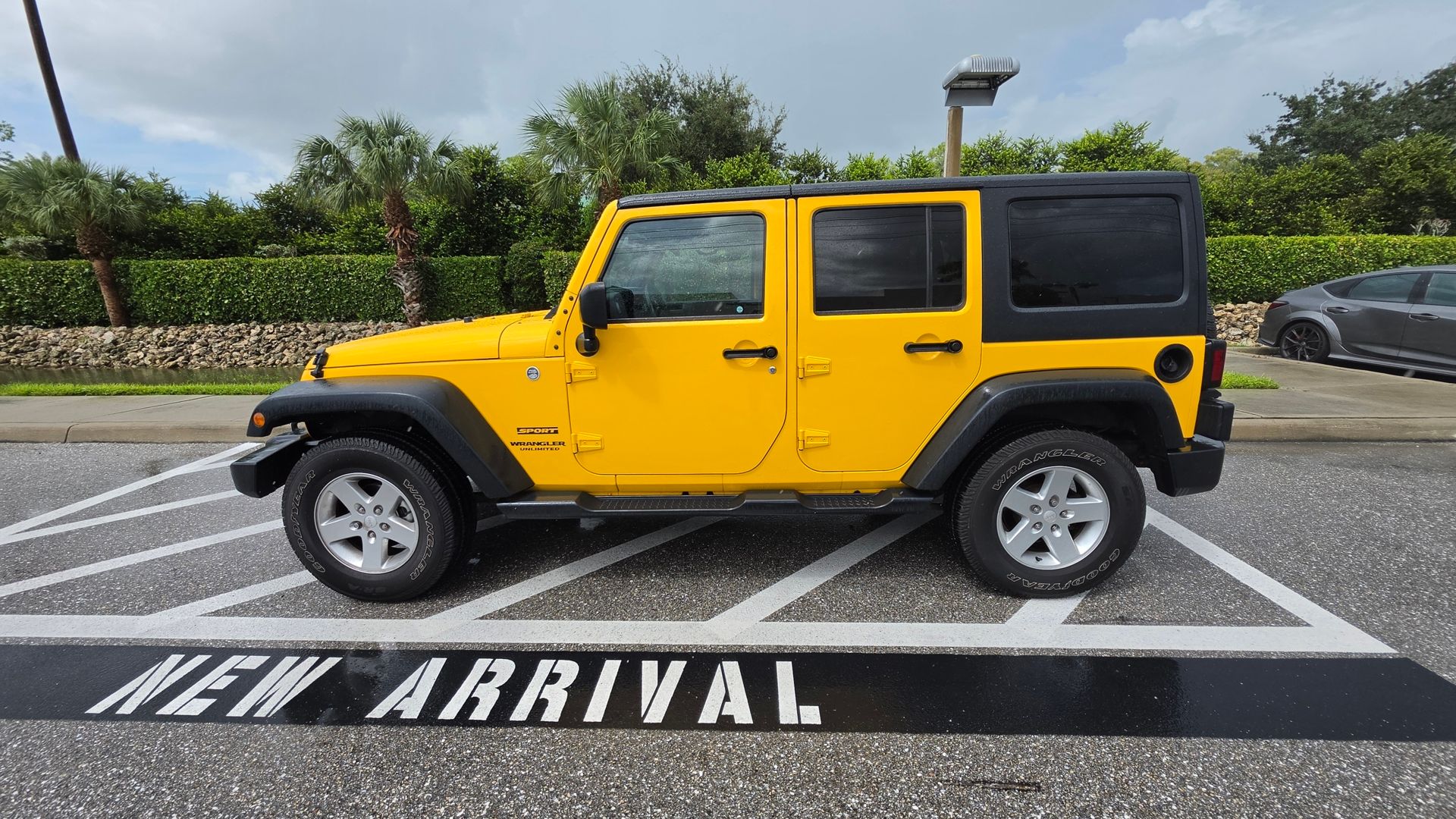Used 2015 Baja Yellow Clearcoat Jeep Unlimited Sport image 8