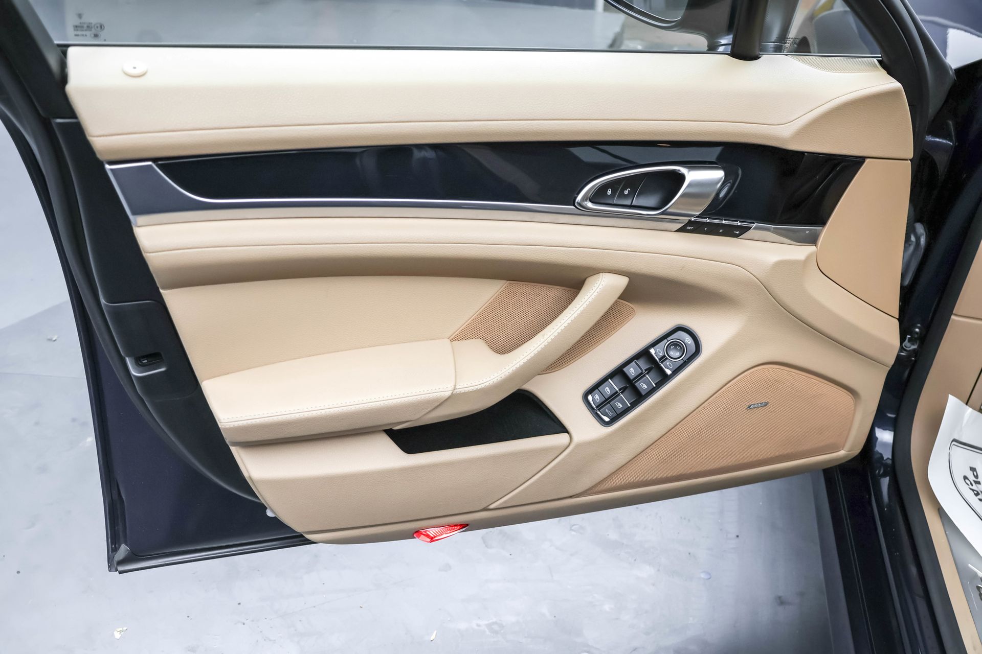 2015 PORSCHE PANAMERA - Image 28