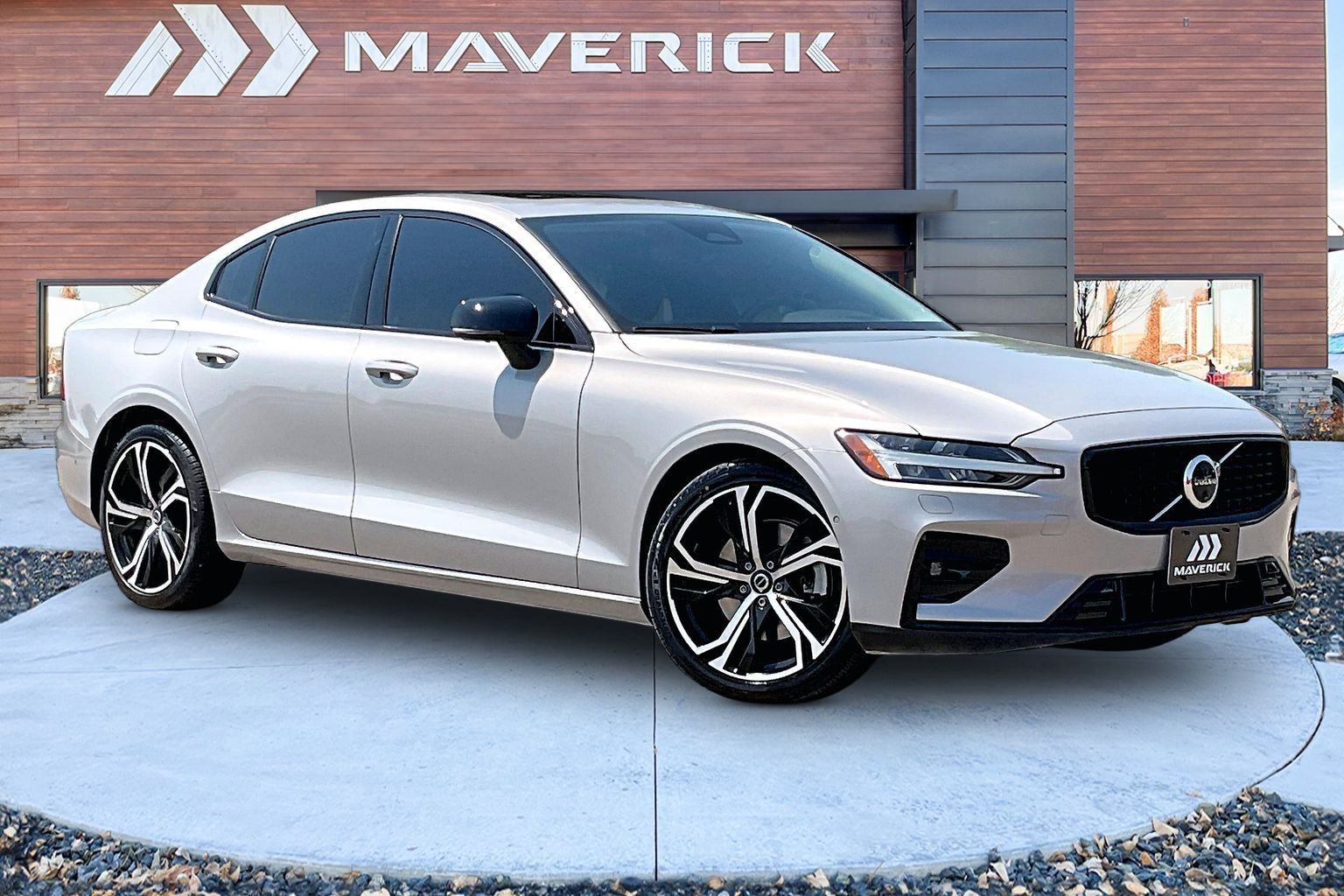 2024 Volvo S60 B5 Plus Dark Theme FWD