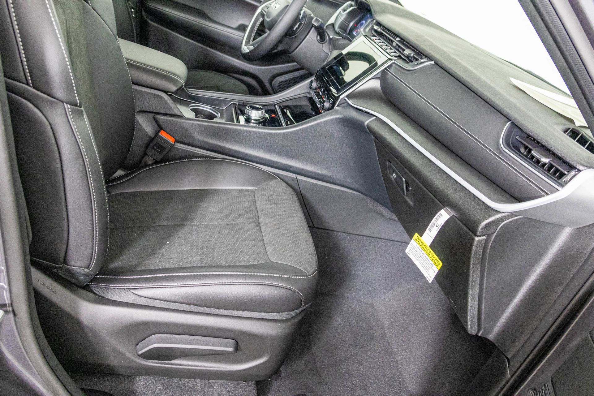 2025 JEEP GRAND CHEROKEE L - Image 37