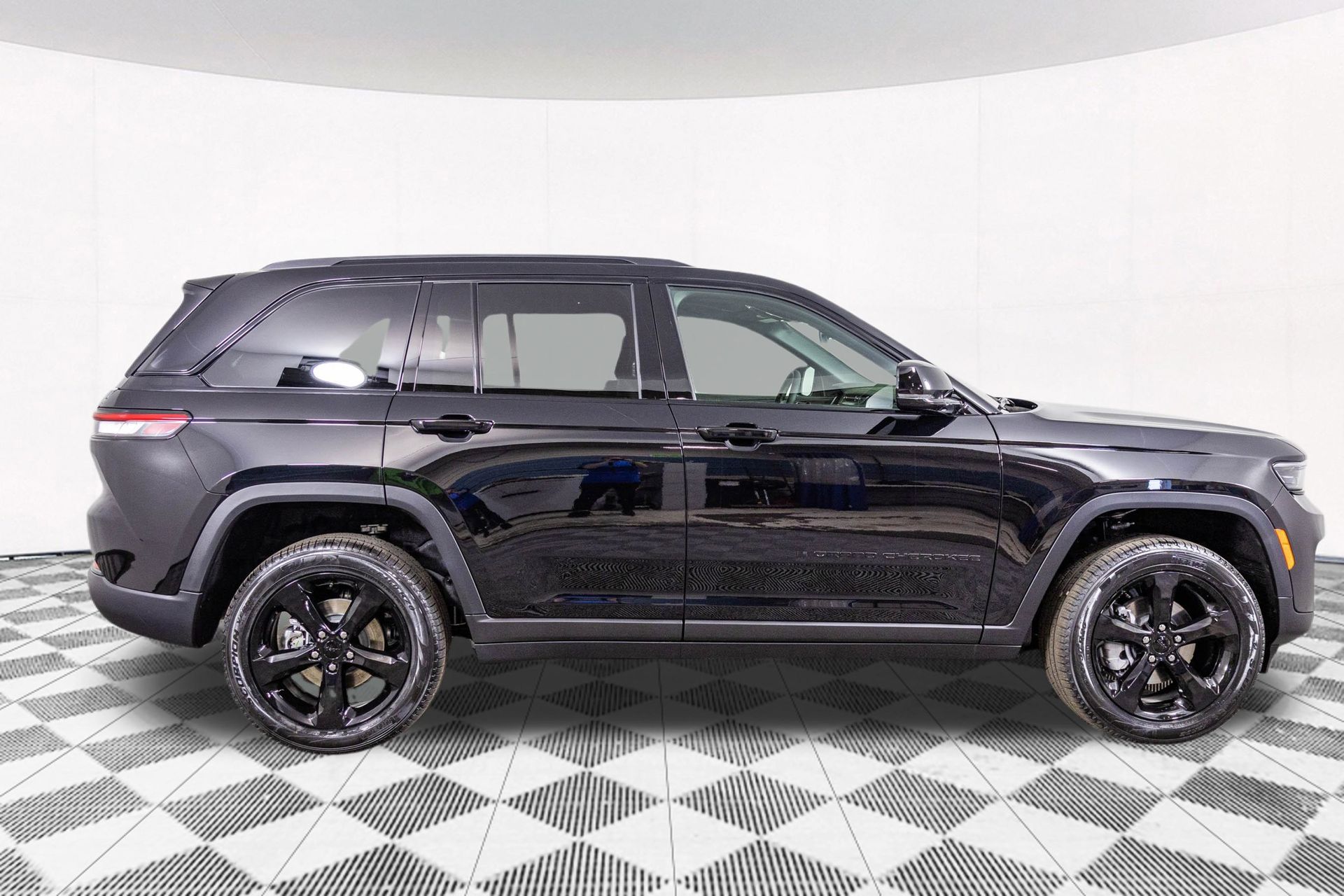 2025 JEEP GRAND CHEROKEE - Image 6