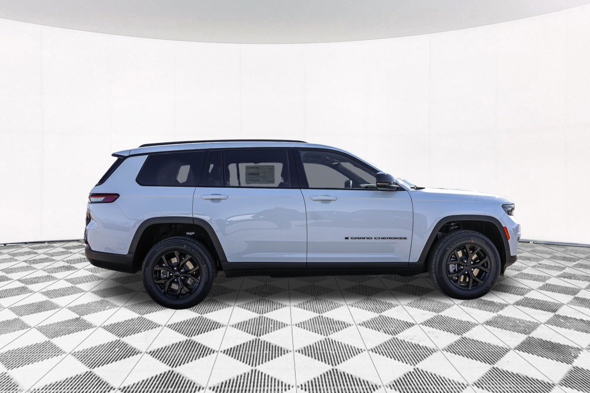 2025 JEEP GRAND CHEROKEE L - Image 13