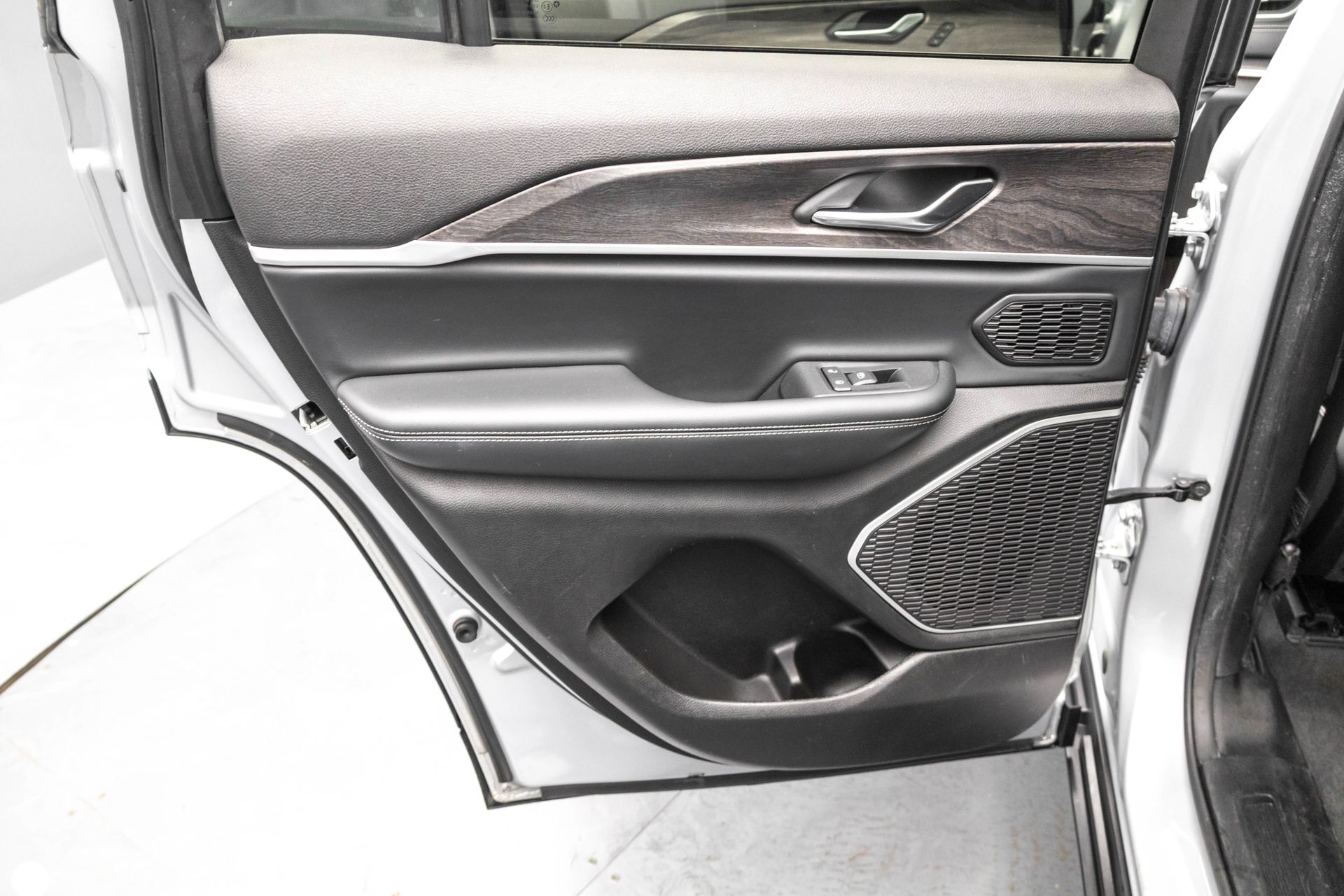 2022 JEEP GRAND CHEROKEE - Image 33