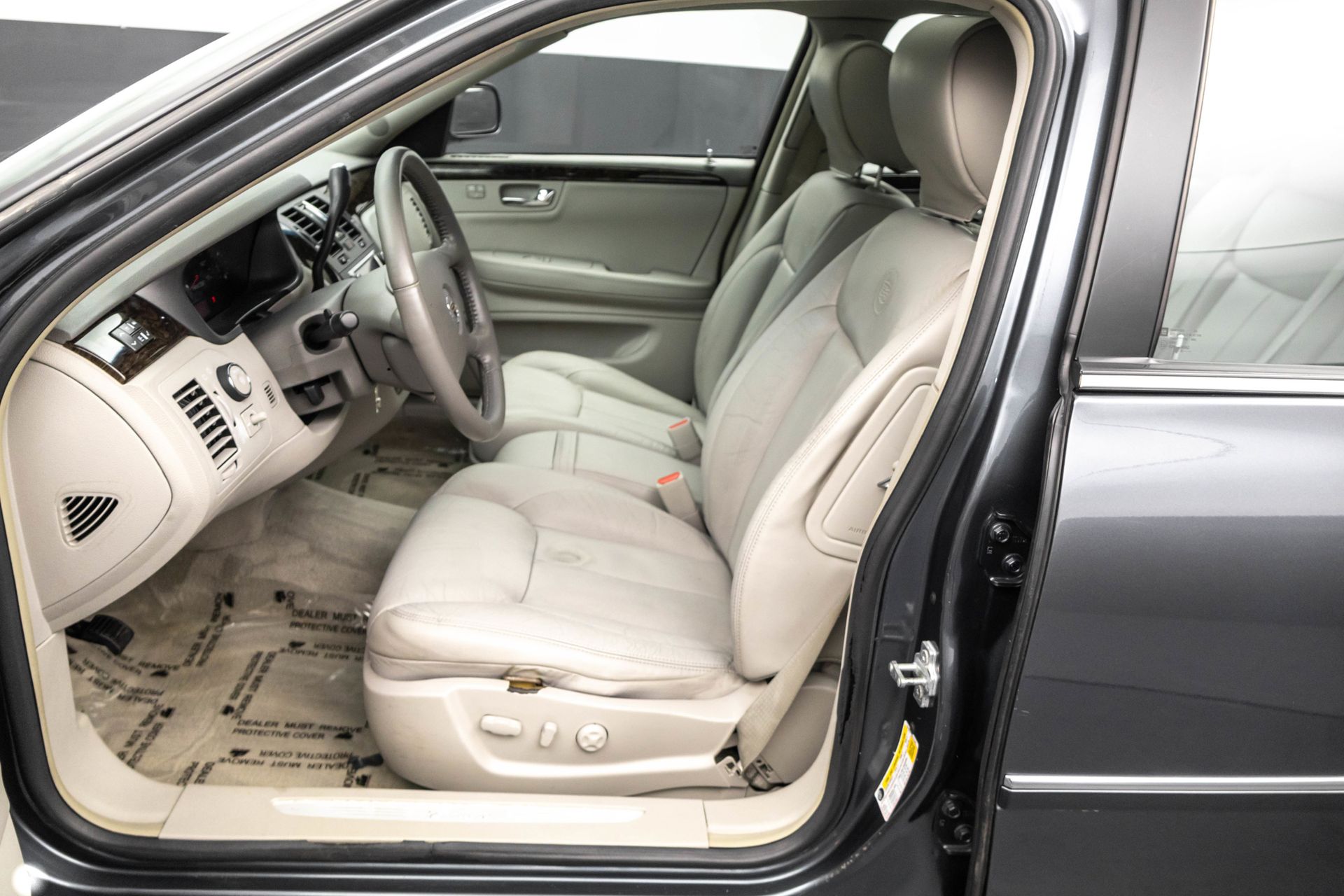 2011 CADILLAC DTS - Image 6