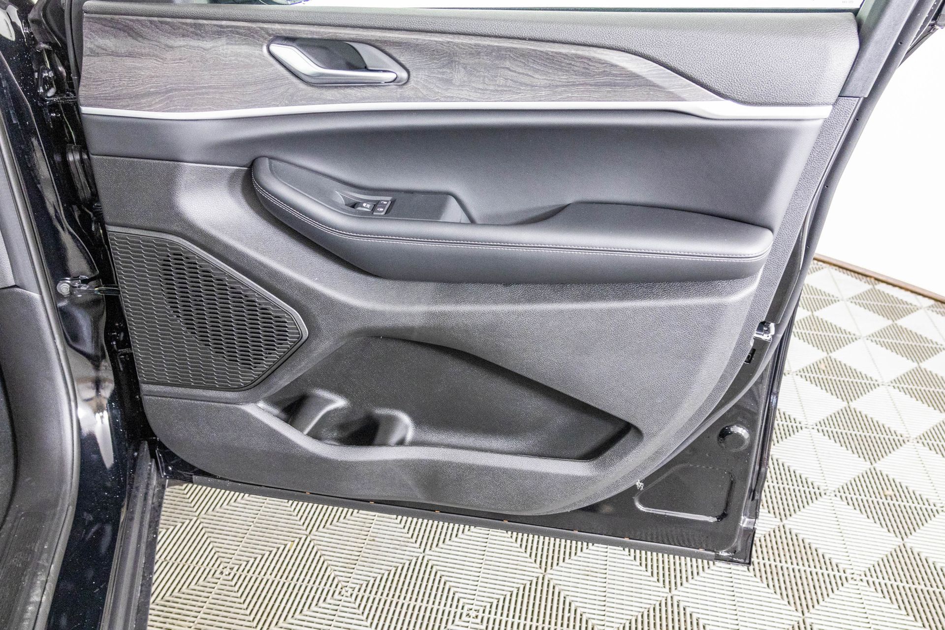 2025 JEEP GRAND CHEROKEE - Image 35