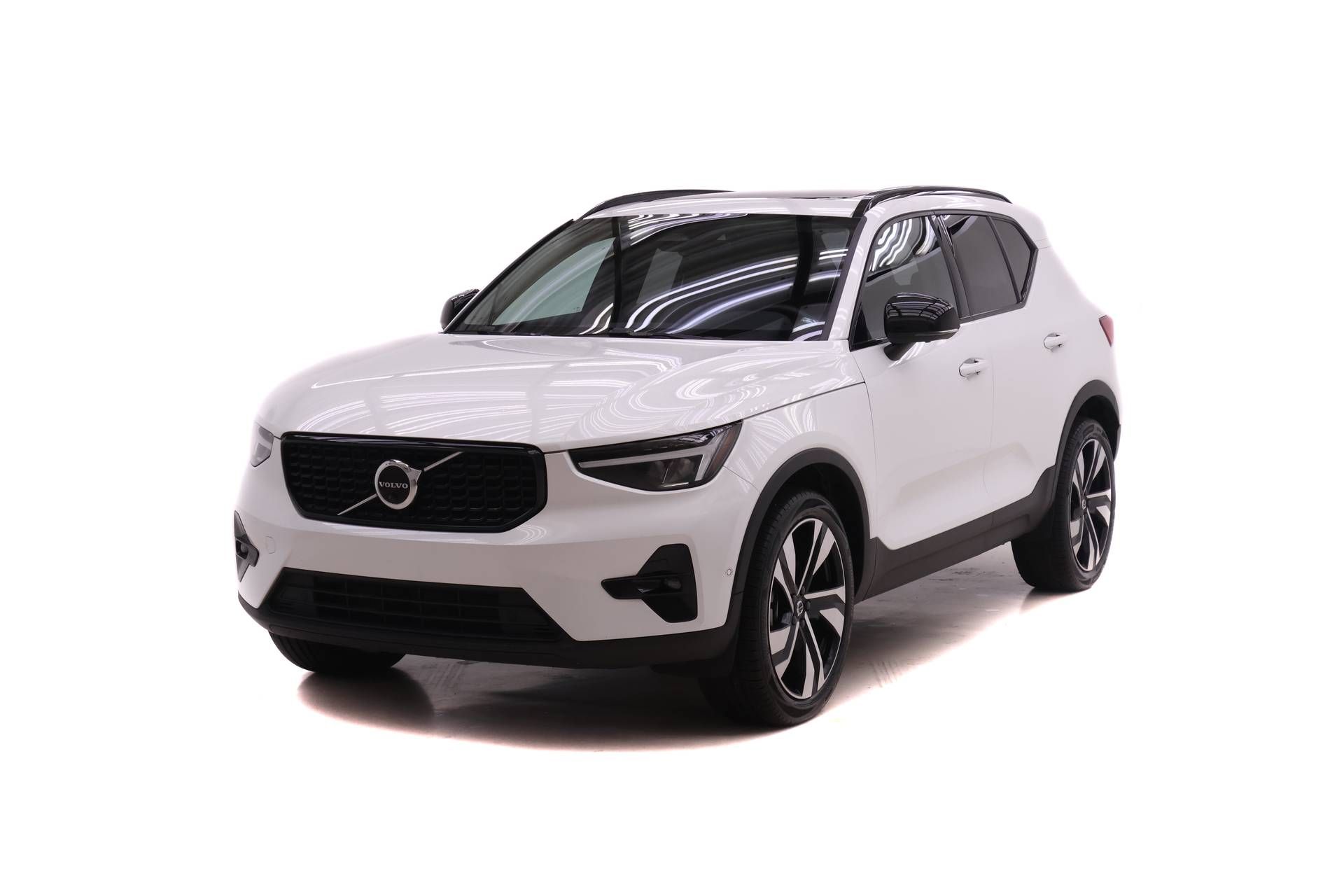 Volvo XC40 B5 Plus Dark Theme AWD