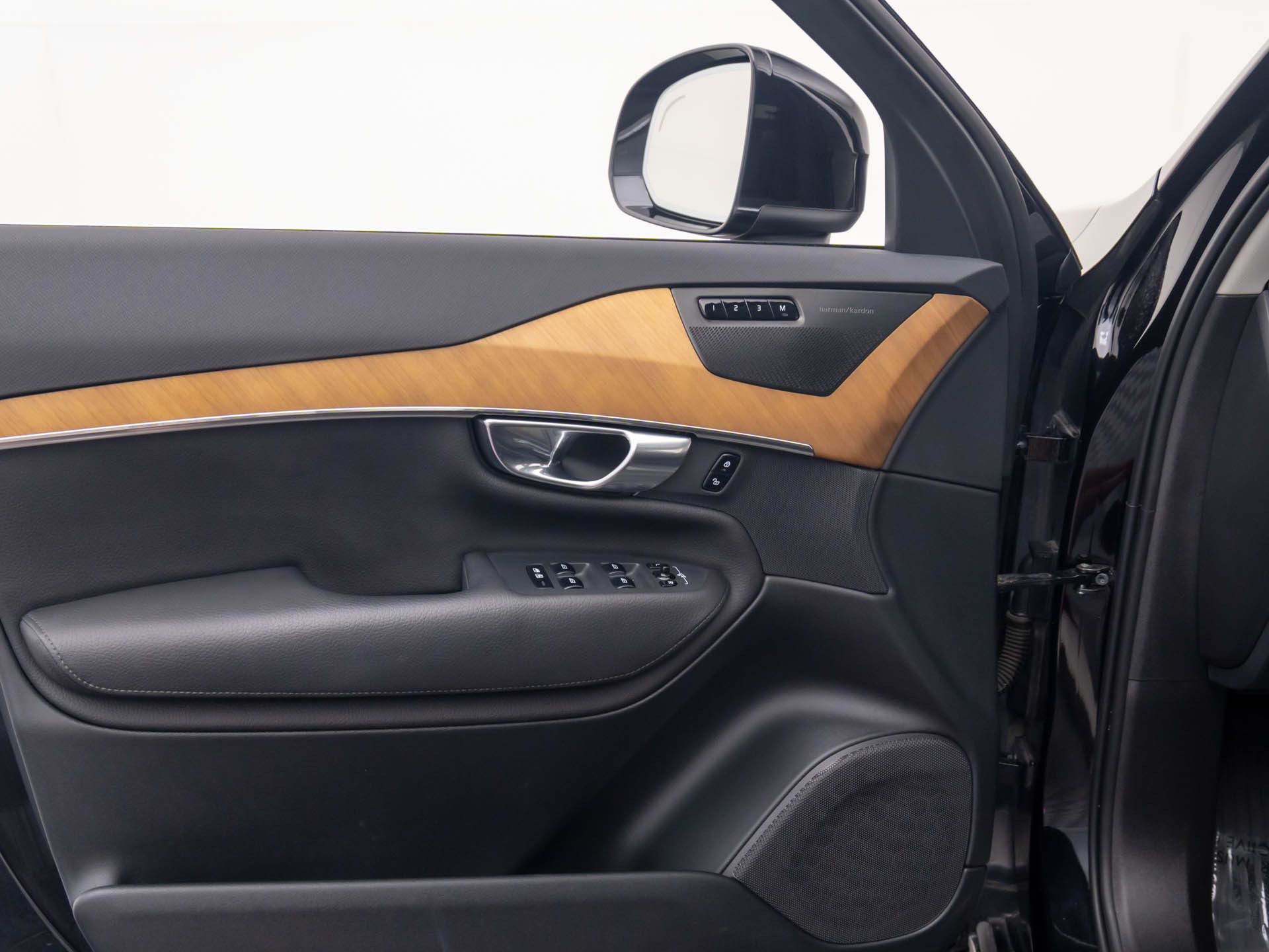 2022 Volvo XC90 T5 Momentum photo