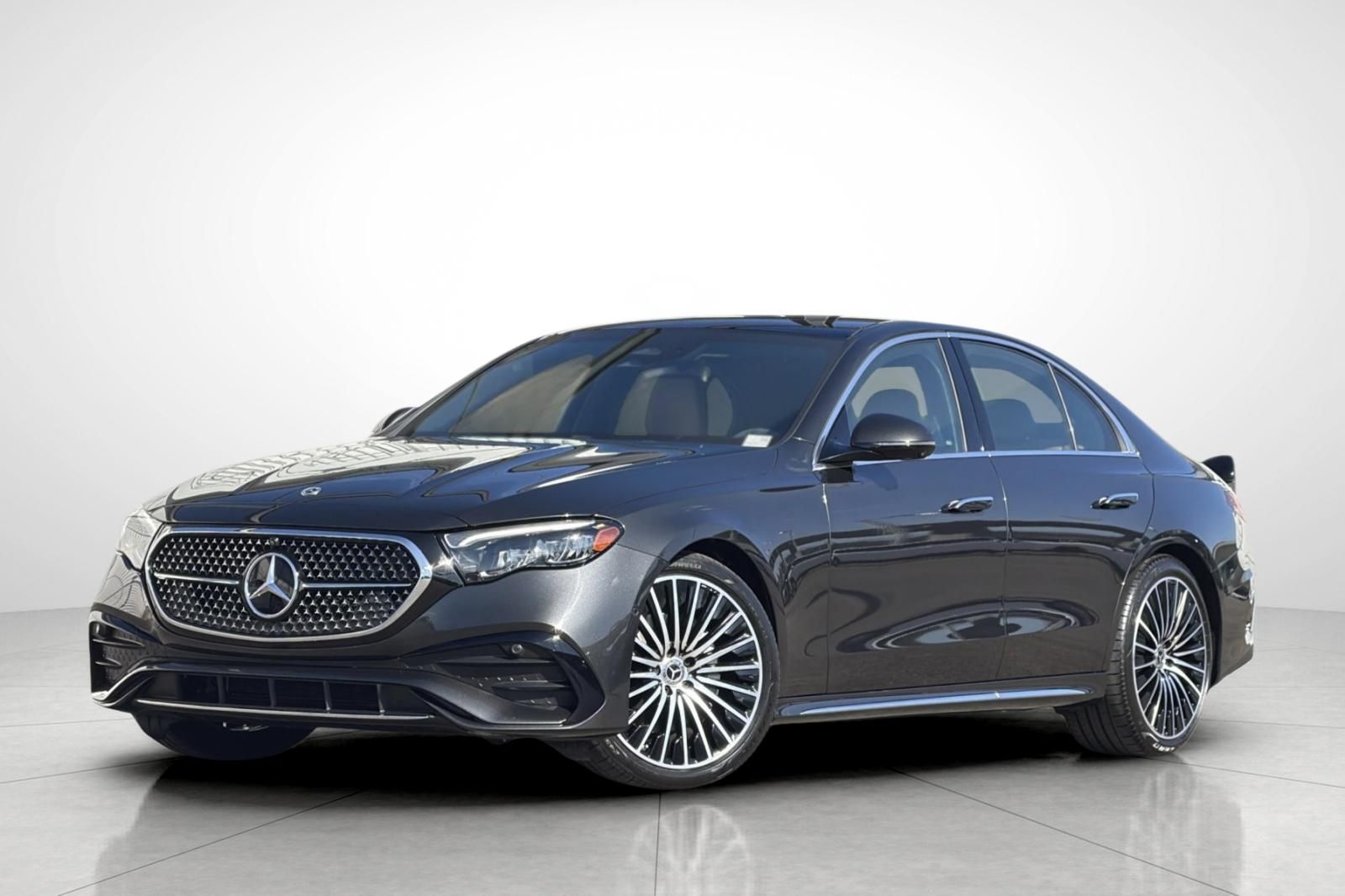 2025 Mercedes-Benz E-Class Gris (Graphite Gray Metallic) Sedán Tracción en las cuatro ruedas 9 velocidades Automática