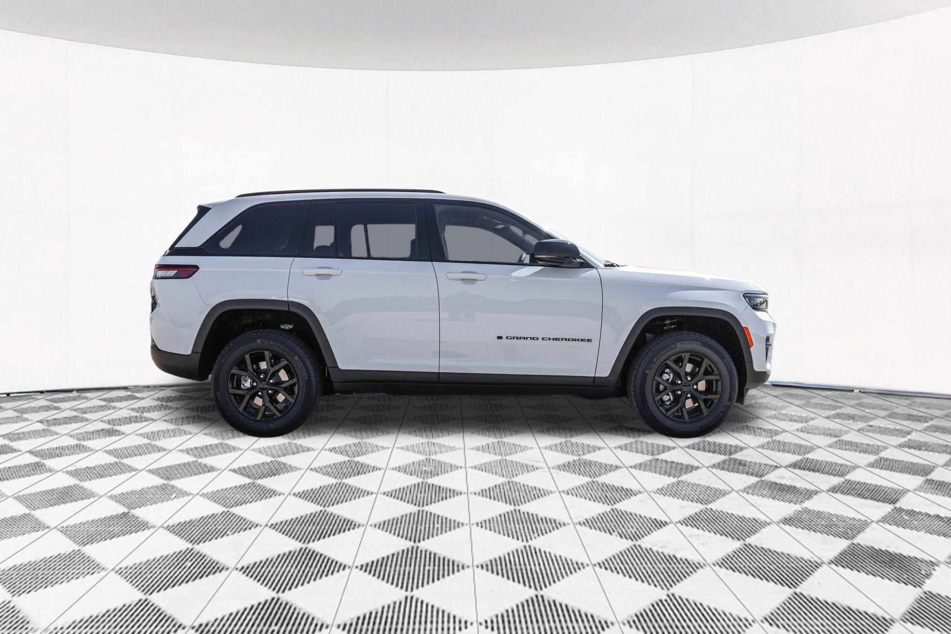 2025 JEEP GRAND CHEROKEE - Image 12