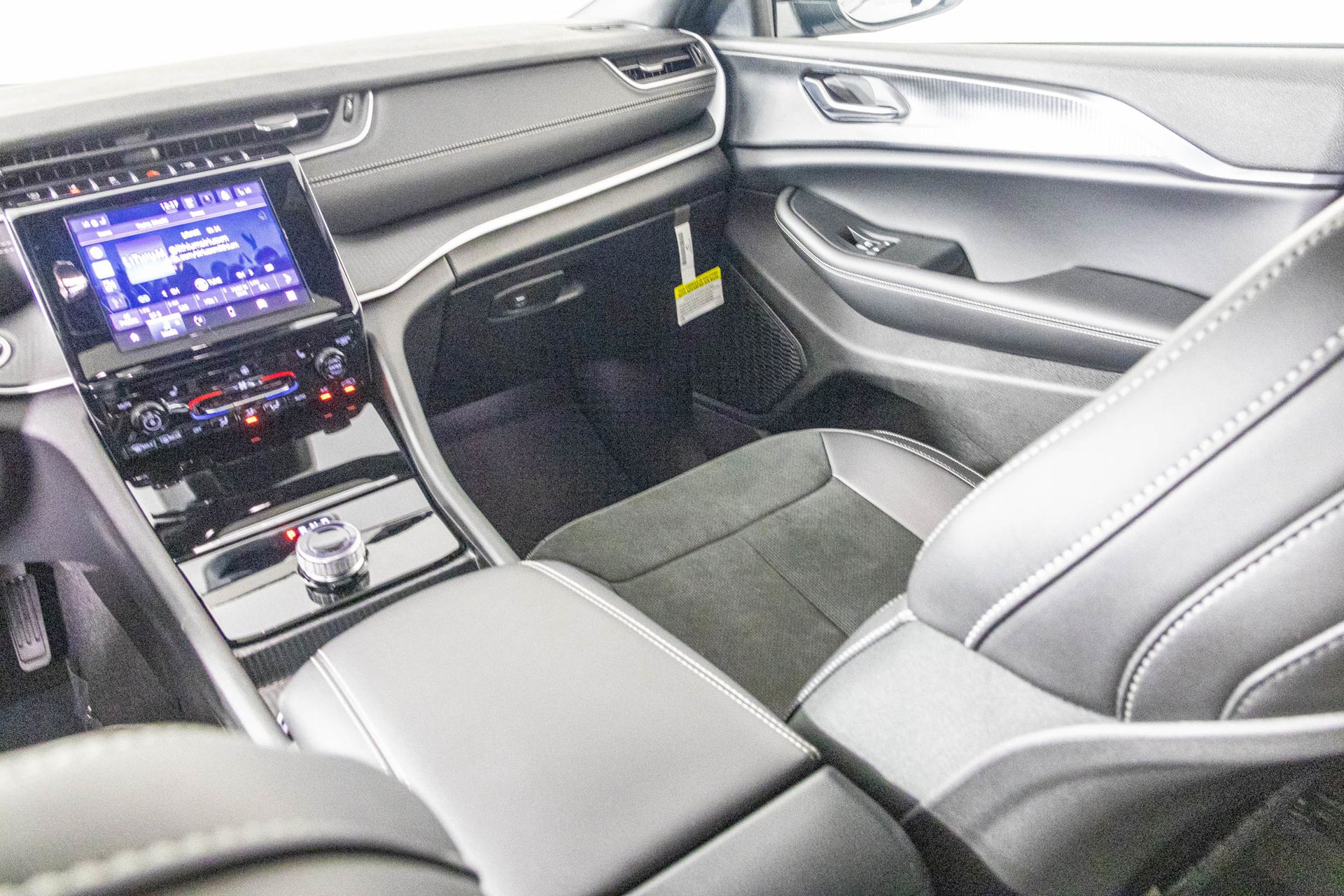 2025 JEEP GRAND CHEROKEE - Image 35