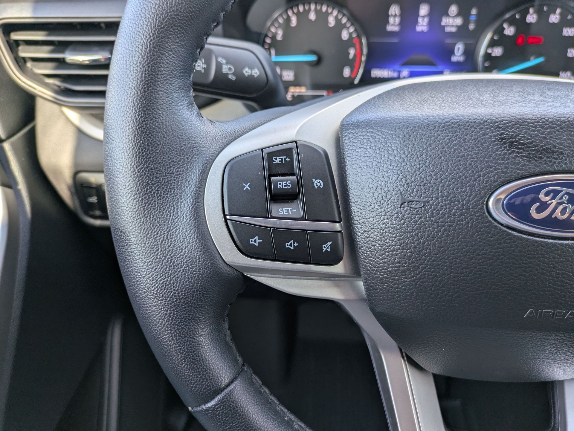 2023 Ford Explorer XLT White at Jones Ford
