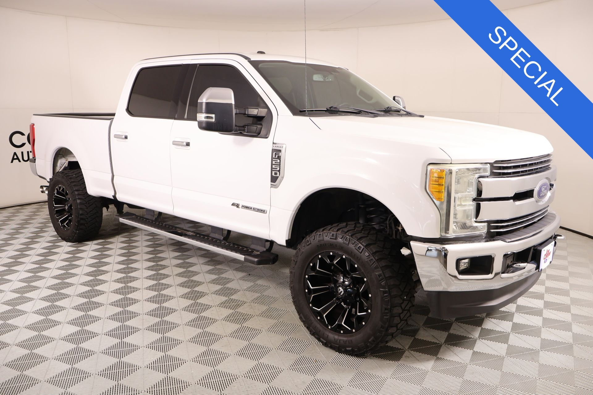 Oxford White 2017 Ford F-250 Super Duty Lariat Crew Cab 4WD Pickup Truck Four-Wheel Drive 6-Speed Automatic