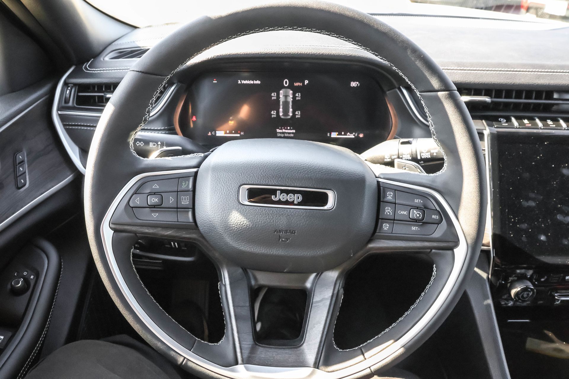 2025 JEEP GRAND CHEROKEE - Image 29