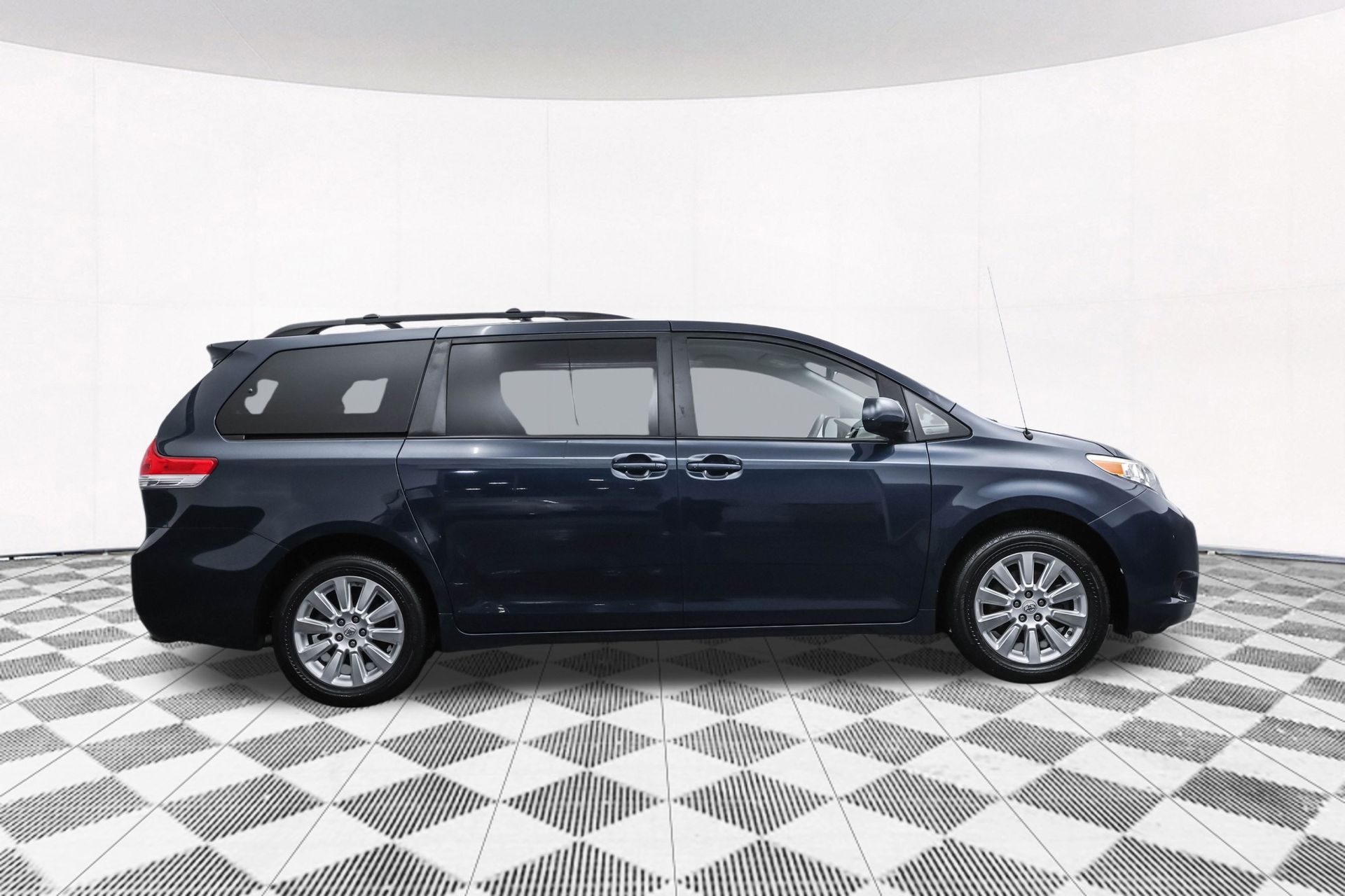 2012 TOYOTA SIENNA - Image 39