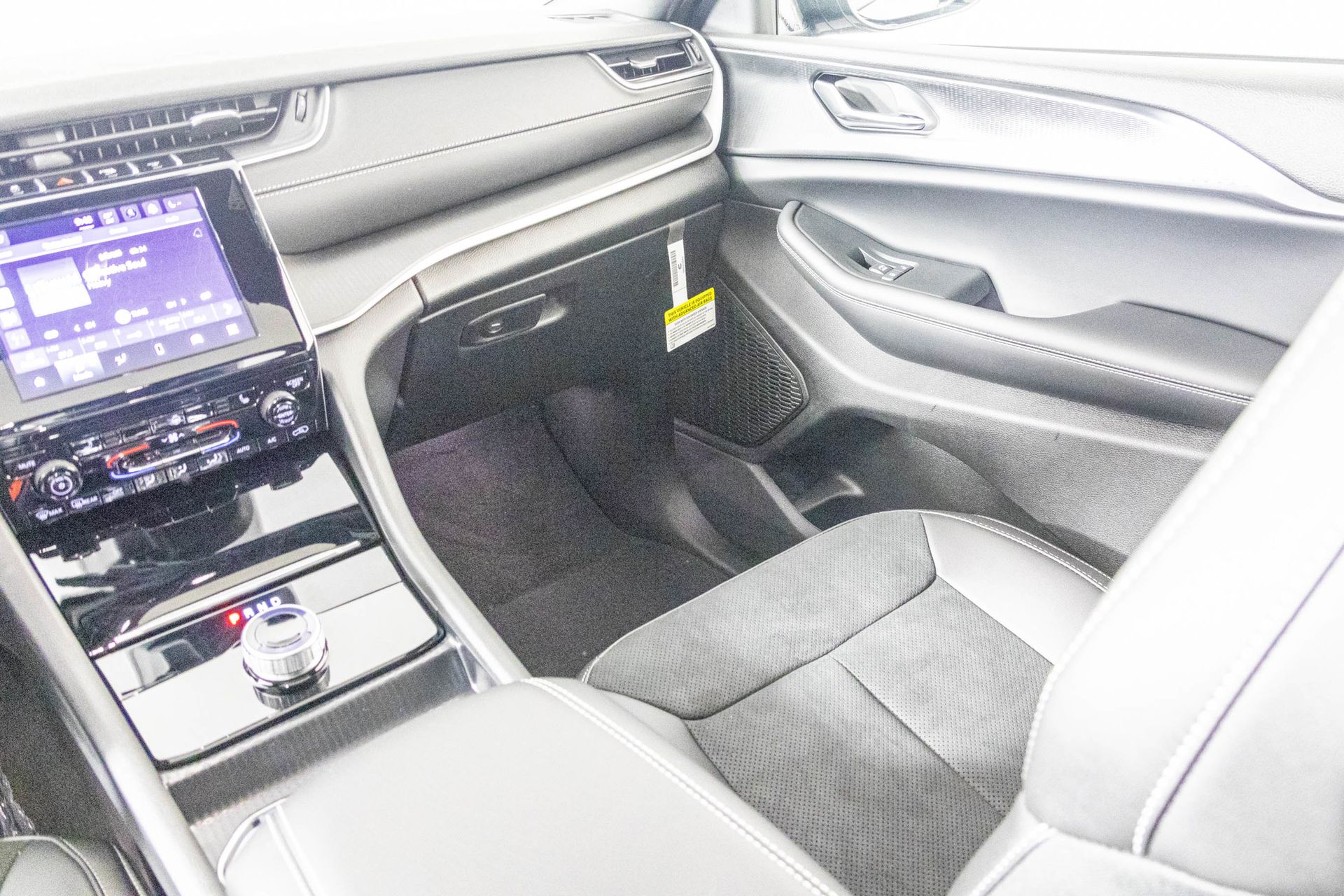 2025 JEEP GRAND CHEROKEE - Image 32