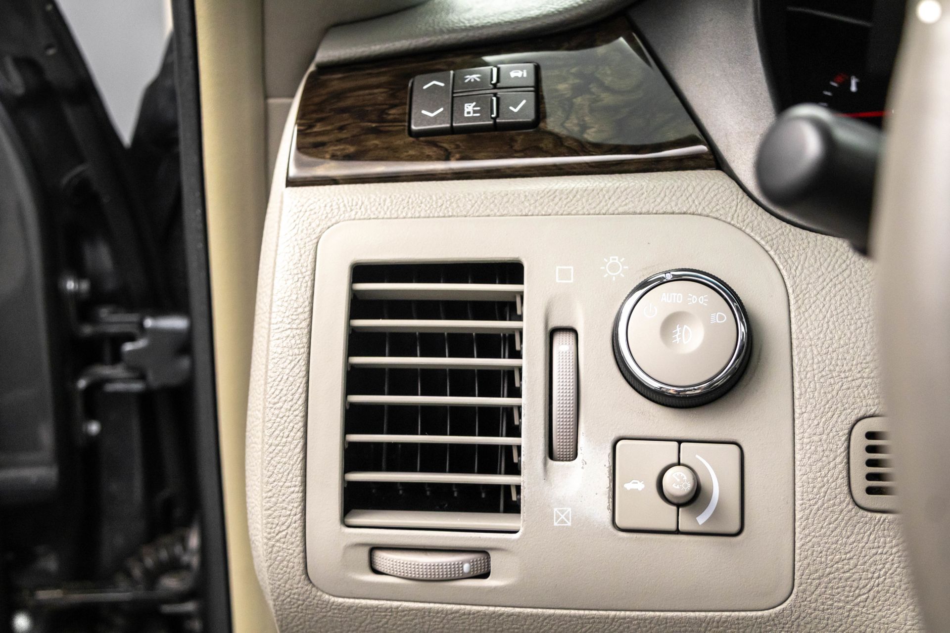 2011 CADILLAC DTS - Image 18