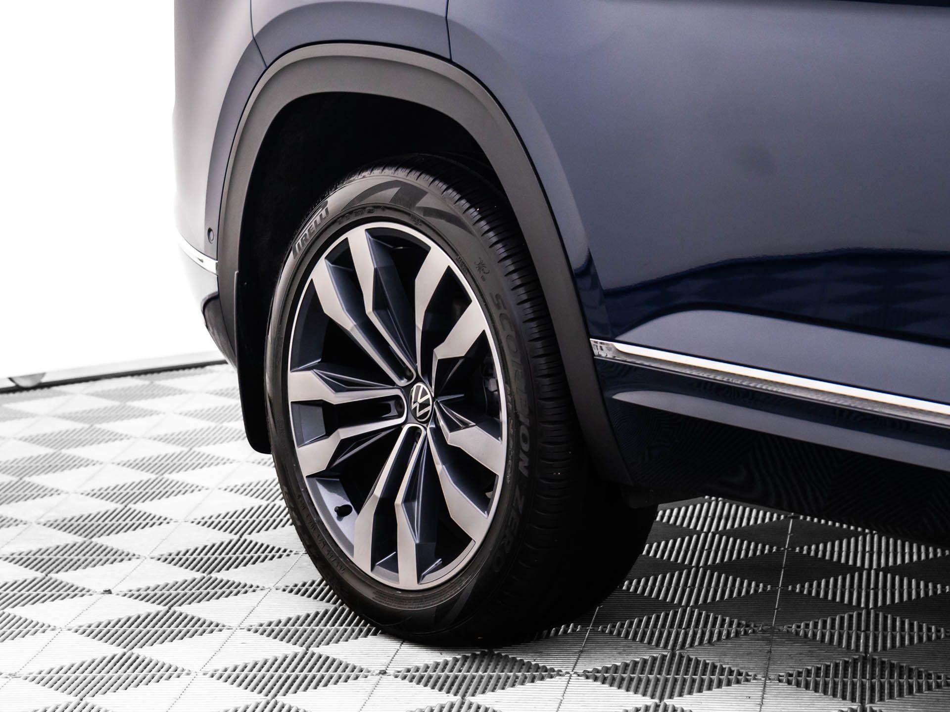 2023 Volkswagen Atlas Cross Sport 3.6L V6 SEL Premium R-Line photo