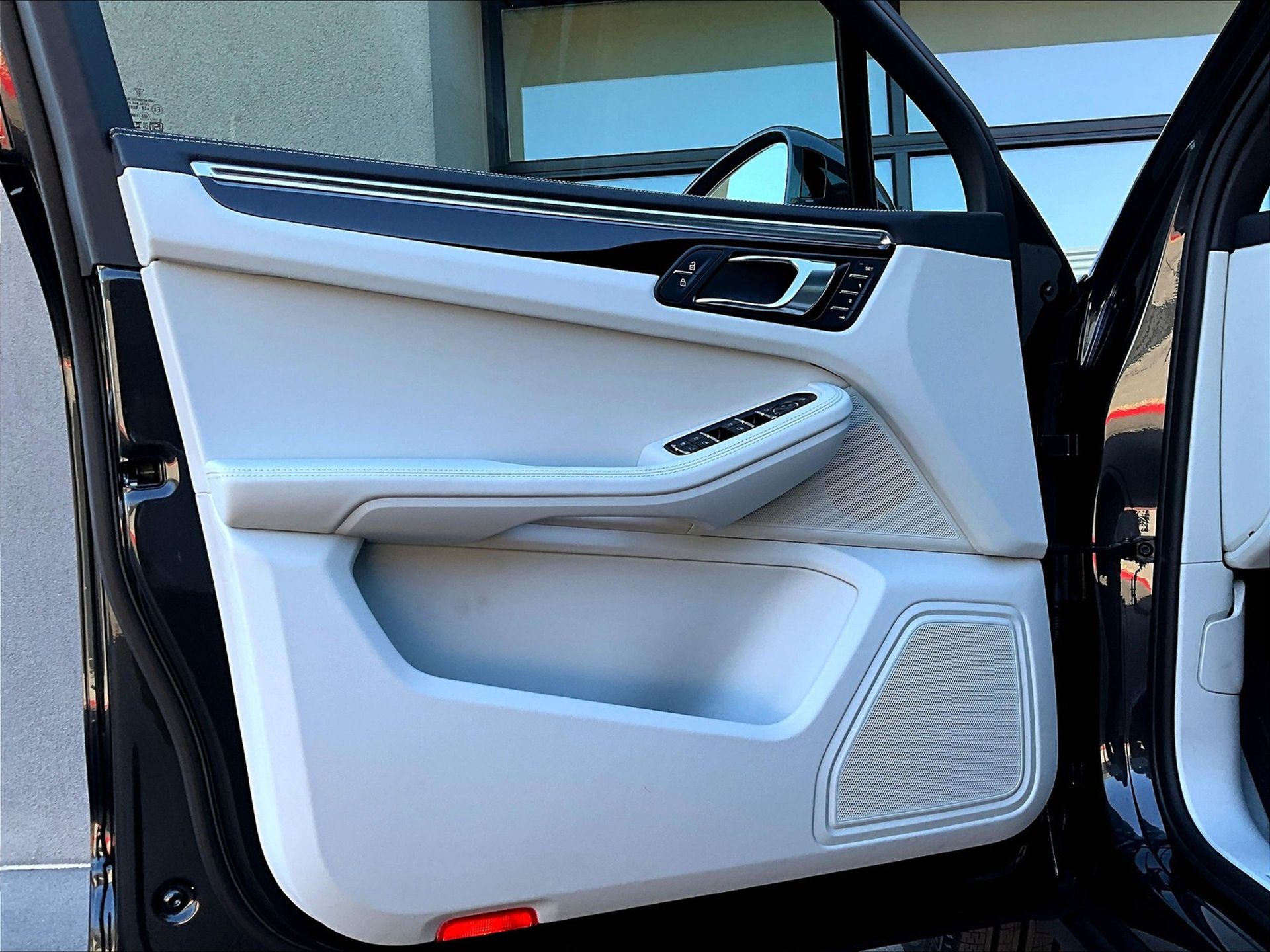 2025 Macan picture #17